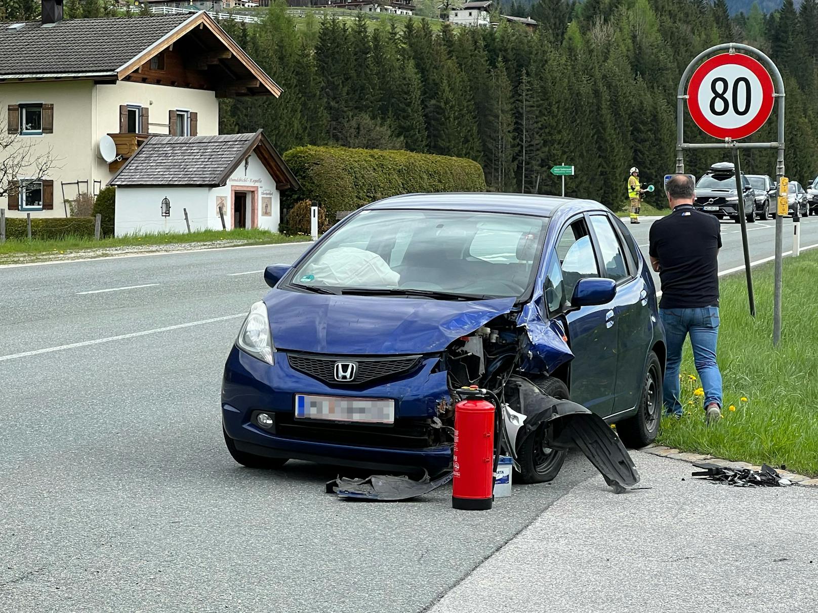 Der aus Richtung St. Johann kommende 42-Jährige konnte eine Kollision nicht mehr verhindern und prallte mit dem vorderen linken Fahrzeugeck gegen das hintere linke Heck des Pkw des 63-Jährigen. Dadurch wurden beide Fahrzeuge stark beschädigt.
