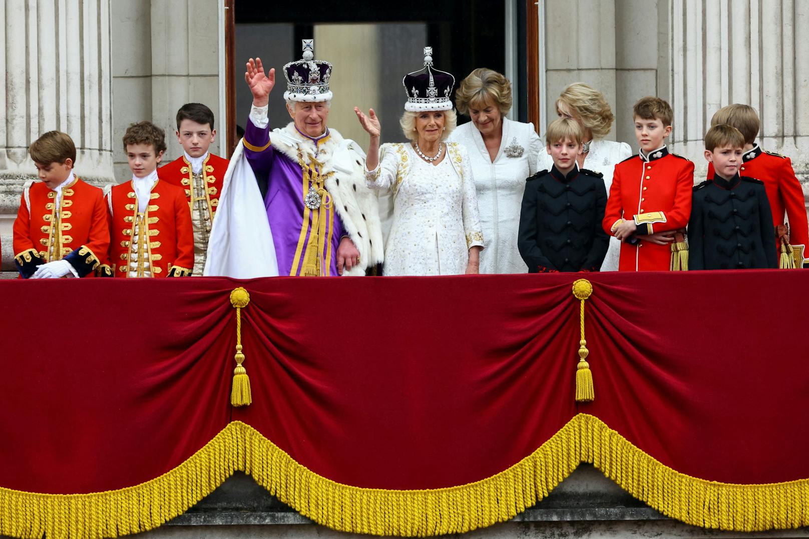 Proteste, Stars, Regen: Charles III. ist jetzt König
