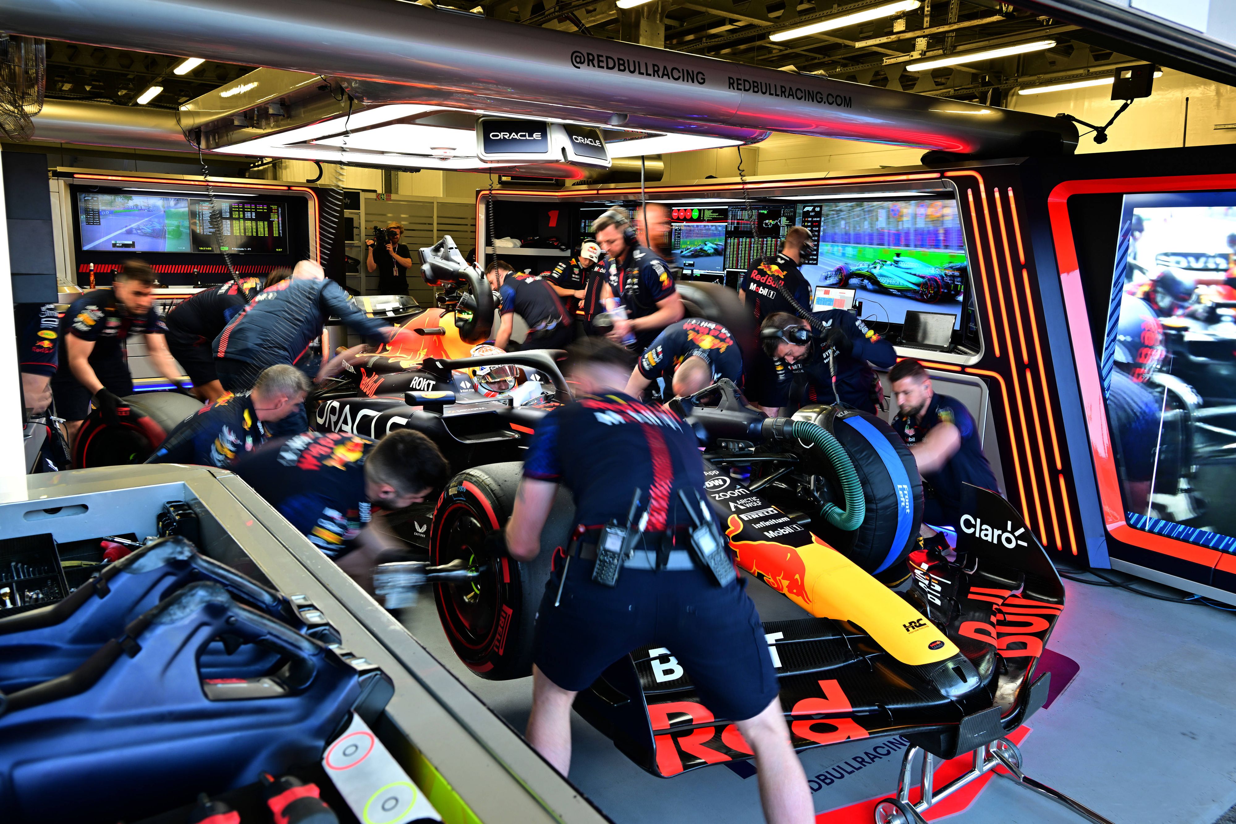 In der Box von Max Verstappen tauchten plötzlich FIA-Kommissare auf. 