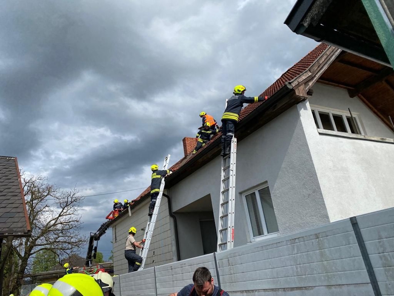 Heute.at - Häuser, Pkws – Tornado zieht Schneise der Verwüstung