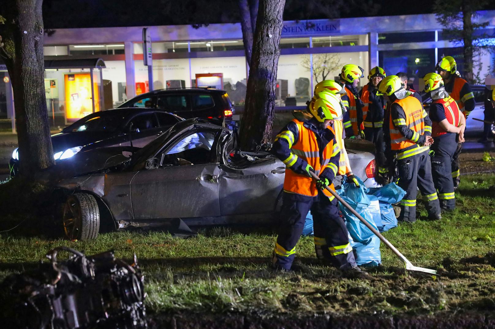 Ein schwerer Verkehrsunfall hat sich in der Nacht auf Samstag auf der B1 Wiener Straße bei Traun (Bezirk Linz-Land) ereignet. Ein Auto ist dabei gegen einen Baum und einen Oberleitungsmast gekracht.