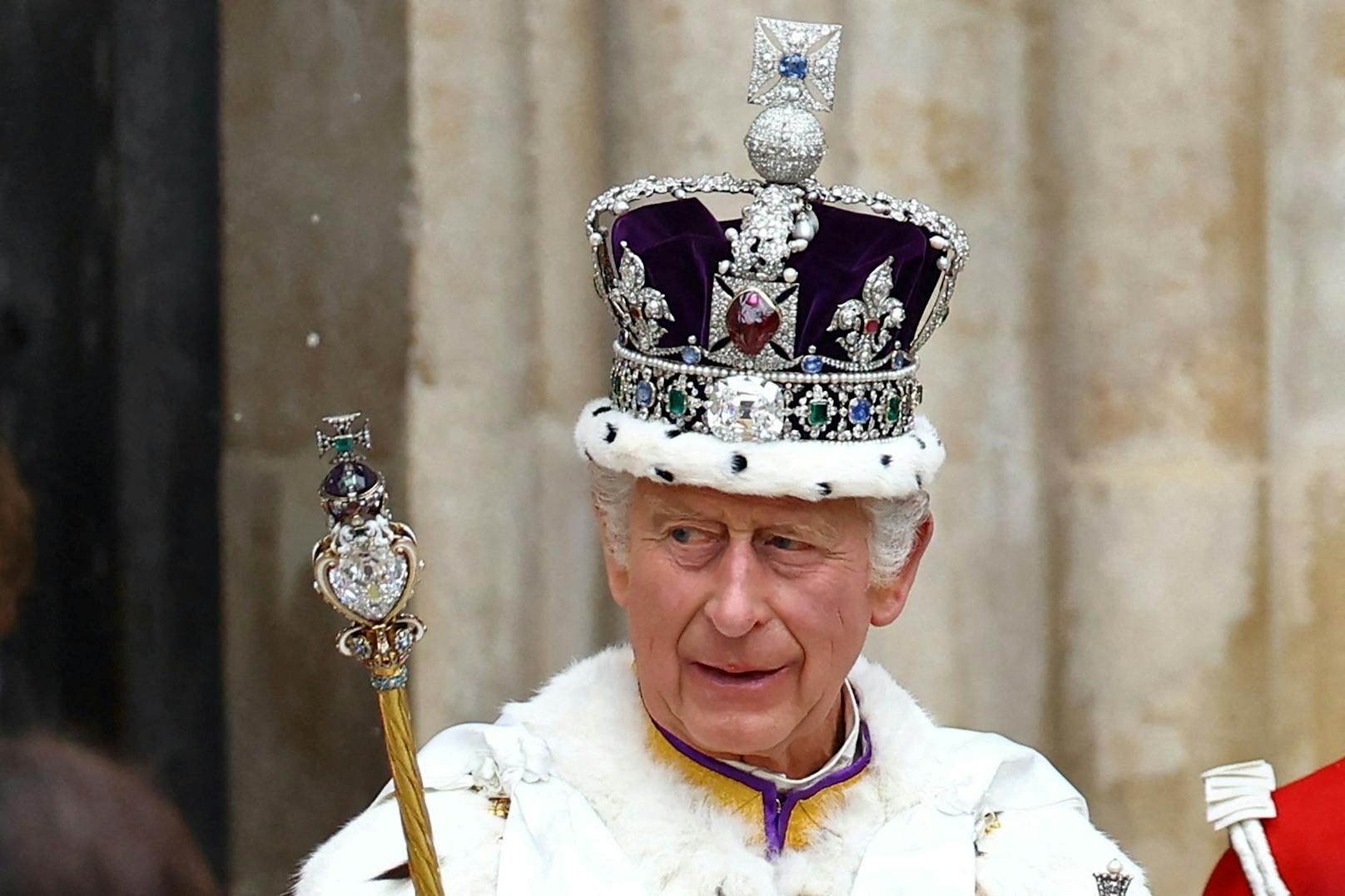 Die Edwardskrone ziert King Charles' Haupt. In seiner rechten Hand hält er den Reichszepter. 