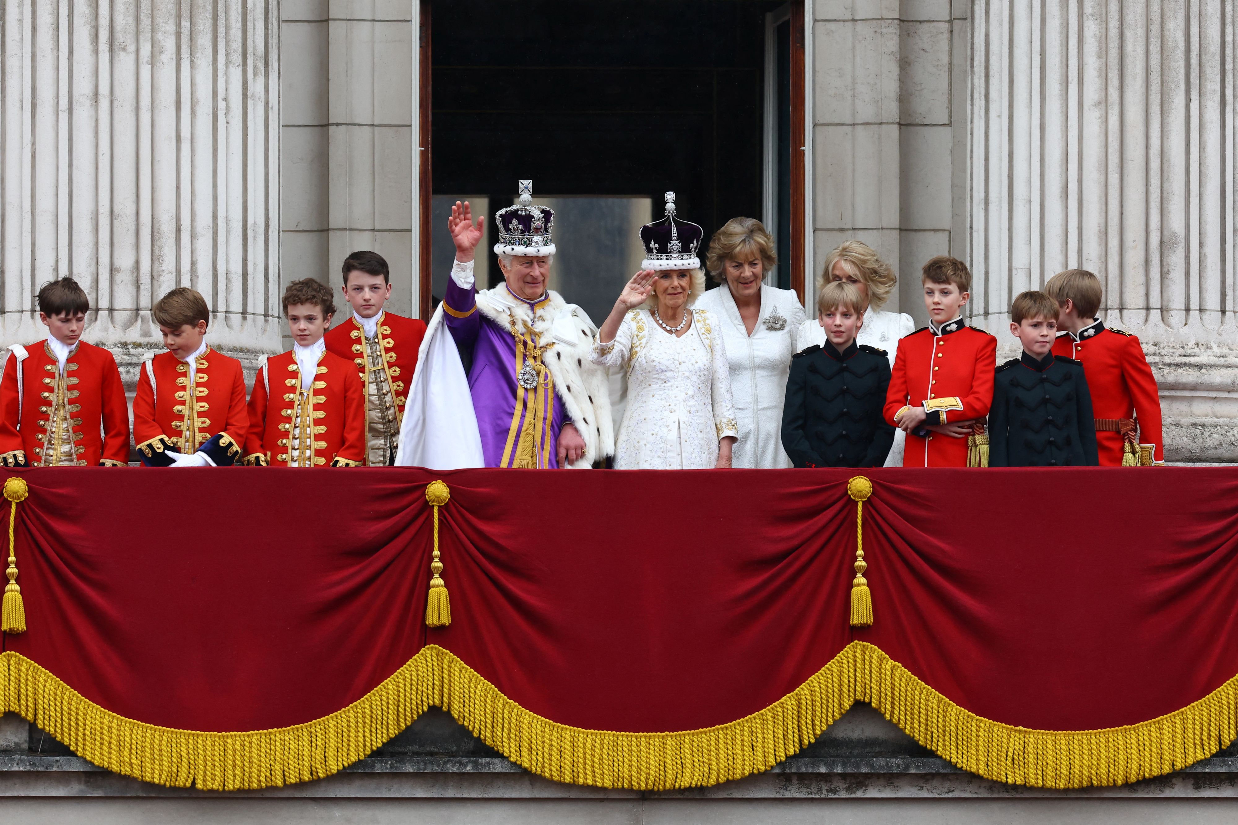 König Charles III. mit Königin Camilla auf dem Balkon des Buckingham Palace.