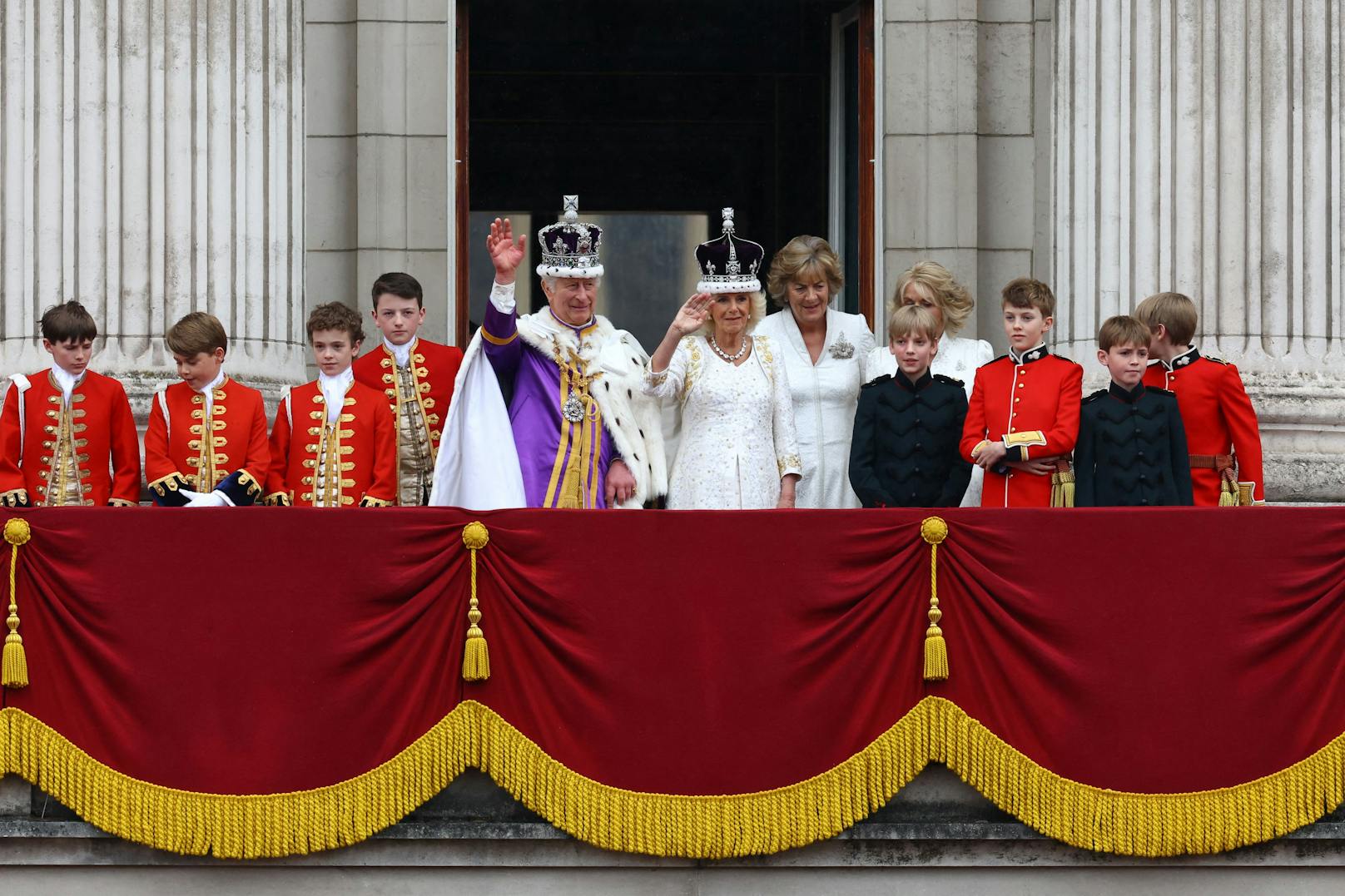 Der frisch gekrönte King Charles III. mit Queen Camilla auf dem Balkon des Buckingham Palace. 