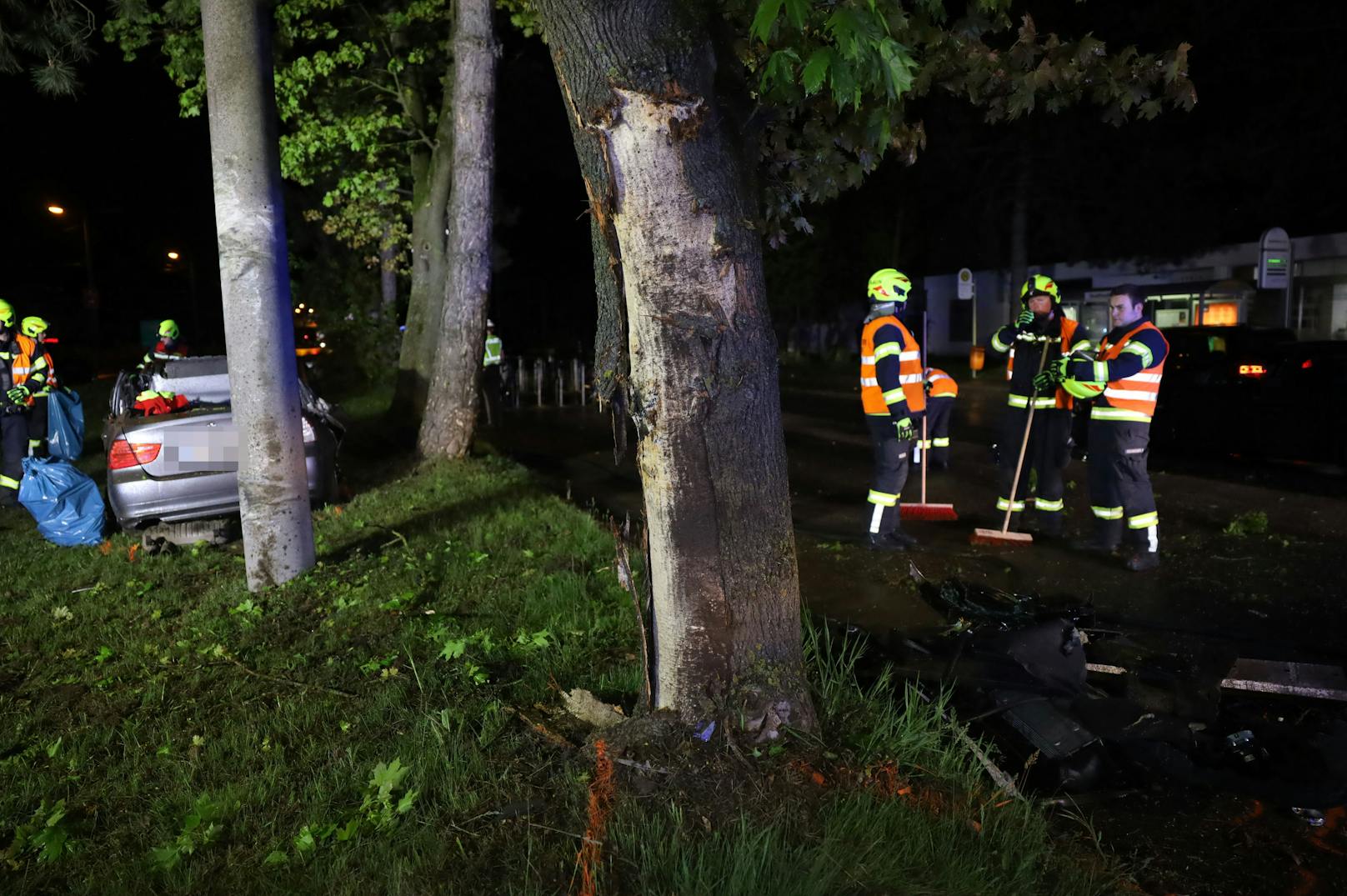 Ein schwerer Verkehrsunfall hat sich in der Nacht auf Samstag auf der B1 Wiener Straße bei Traun (Bezirk Linz-Land) ereignet. Ein Auto ist dabei gegen einen Baum und einen Oberleitungsmast gekracht.