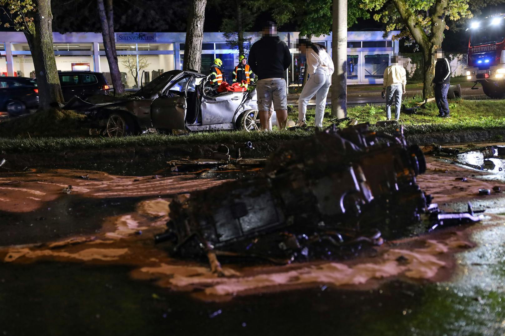 Ein schwerer Verkehrsunfall hat sich in der Nacht auf Samstag auf der B1 Wiener Straße bei Traun (Bezirk Linz-Land) ereignet. Ein Auto ist dabei gegen einen Baum und einen Oberleitungsmast gekracht.