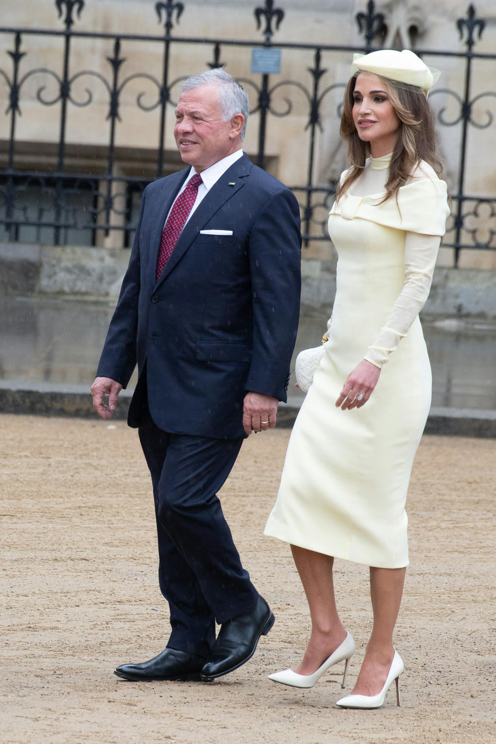 (König Abdullah II. und) Königin Rania von Jordanien erschien in einem langärmeligen, hochgeschlossenen Etuikleid von Tamara Ralph in Sorbet-Gelb.