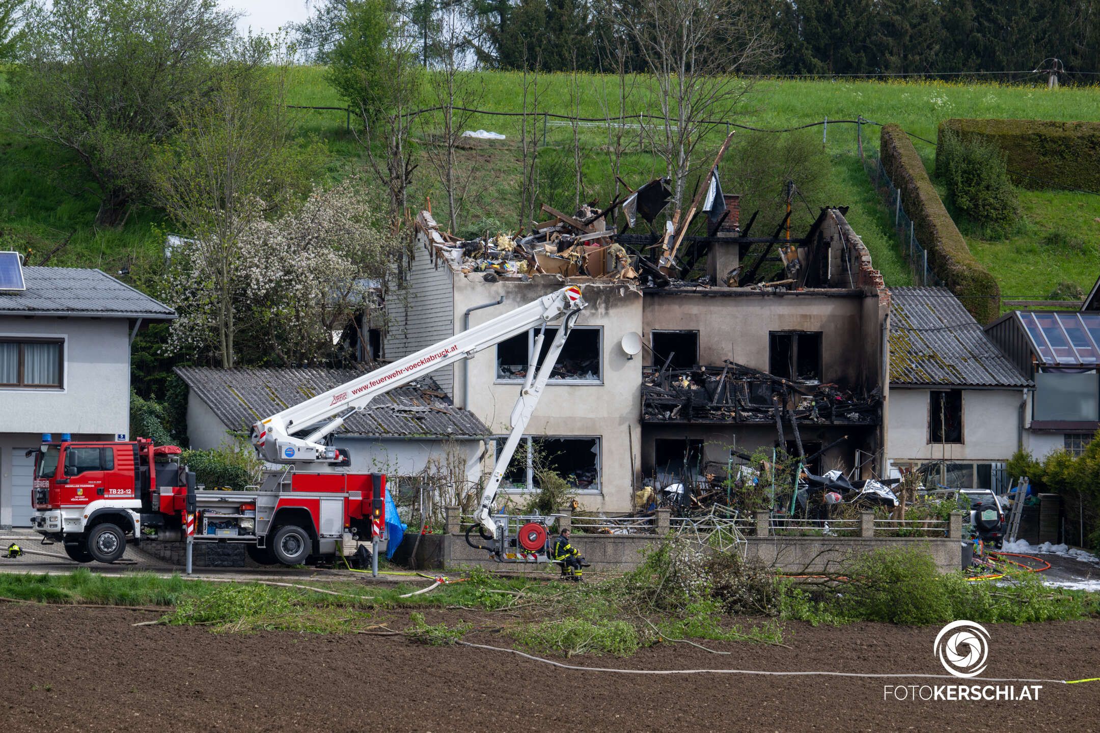 Das Haus brannte völlig aus. Für die beiden Bewohner kam jede Hilfe zu spät.