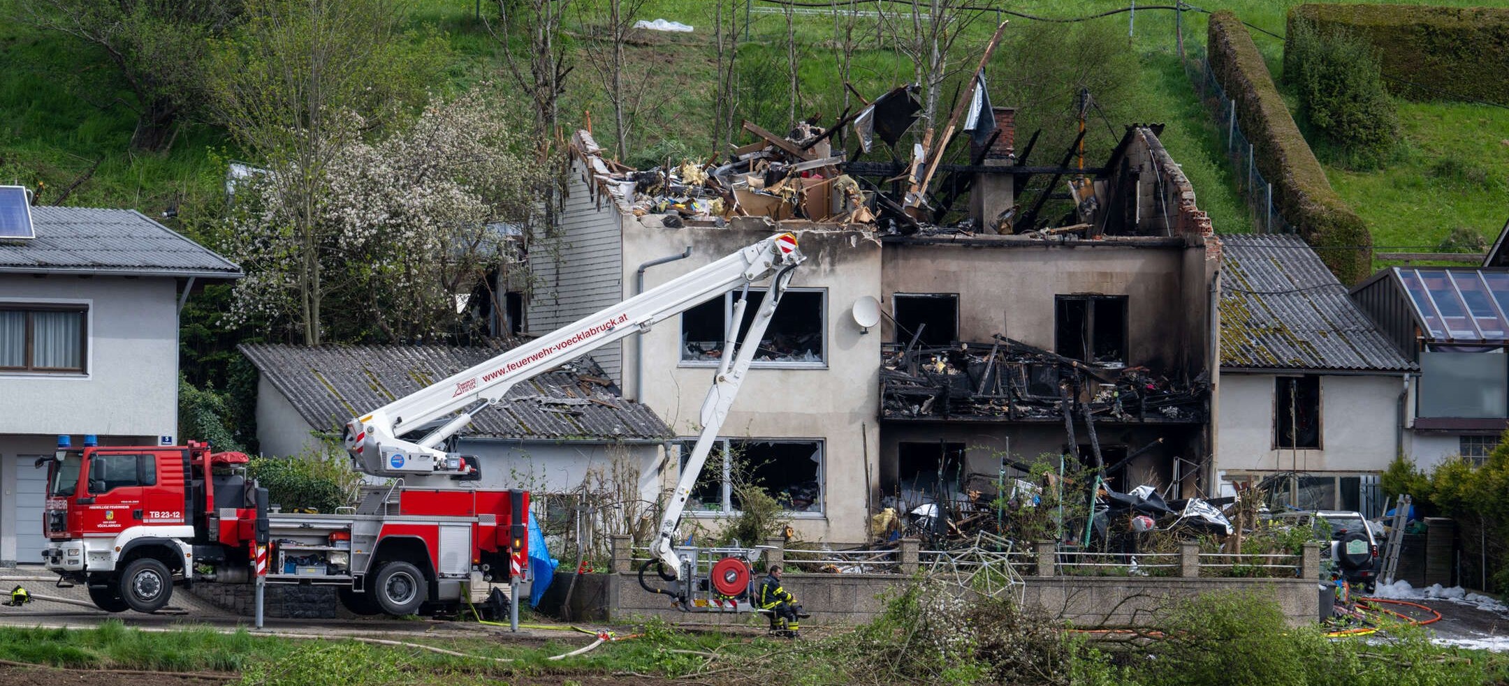 Das Haus brannte völlig aus. Für die beiden Bewohner kam jede Hilfe zu spät.