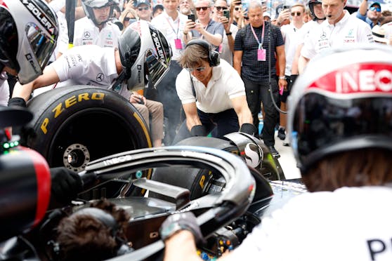 Tom Cruise beim Reifenwechsel an der Mercedes-Box.