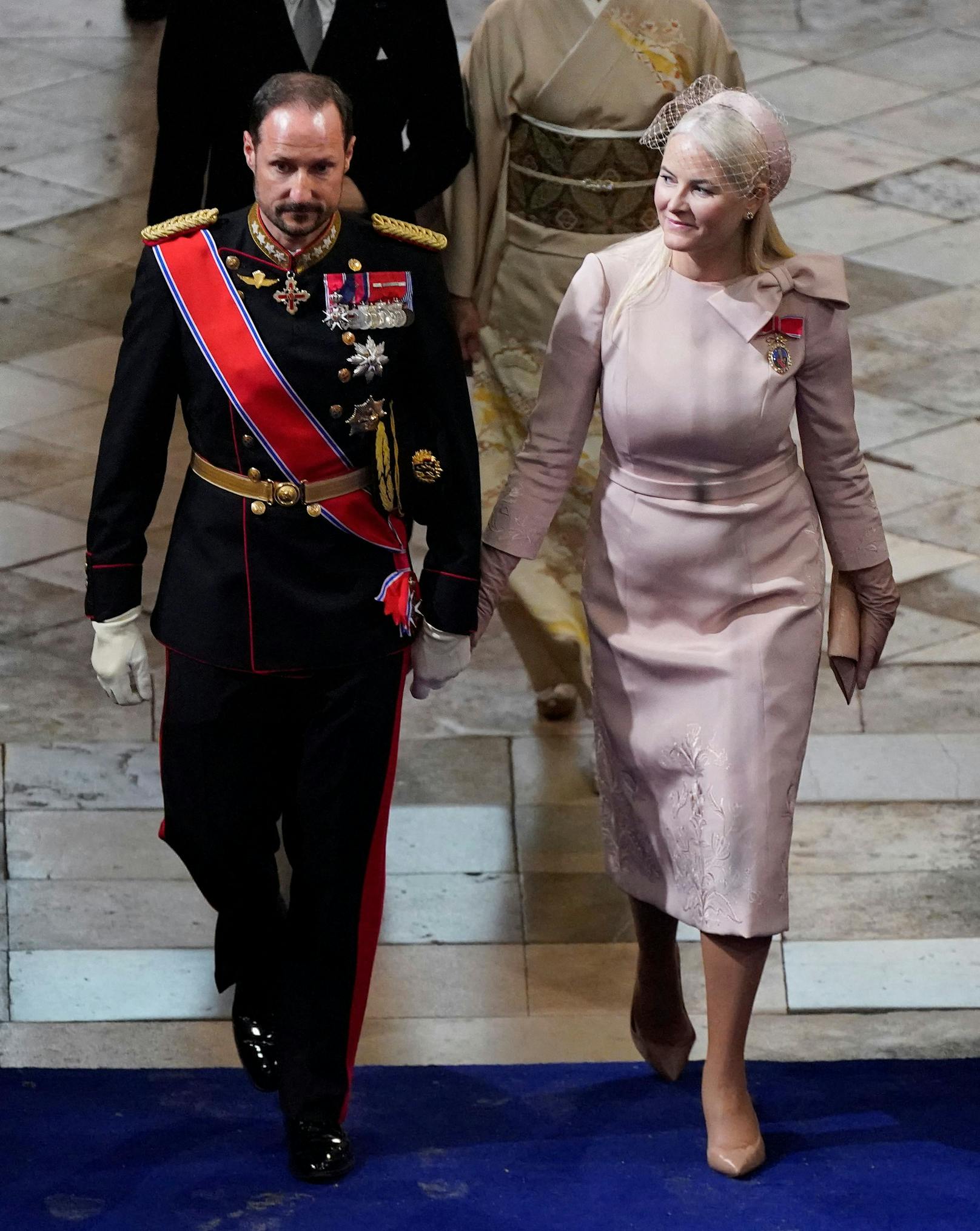 (Kronprinz Haakon und) Kronprinzessin Mette-Marit von Norwegen kam in einem&nbsp;Kleid von Peter Dundas in Puderrosa mit farblich passenden Accessoires.