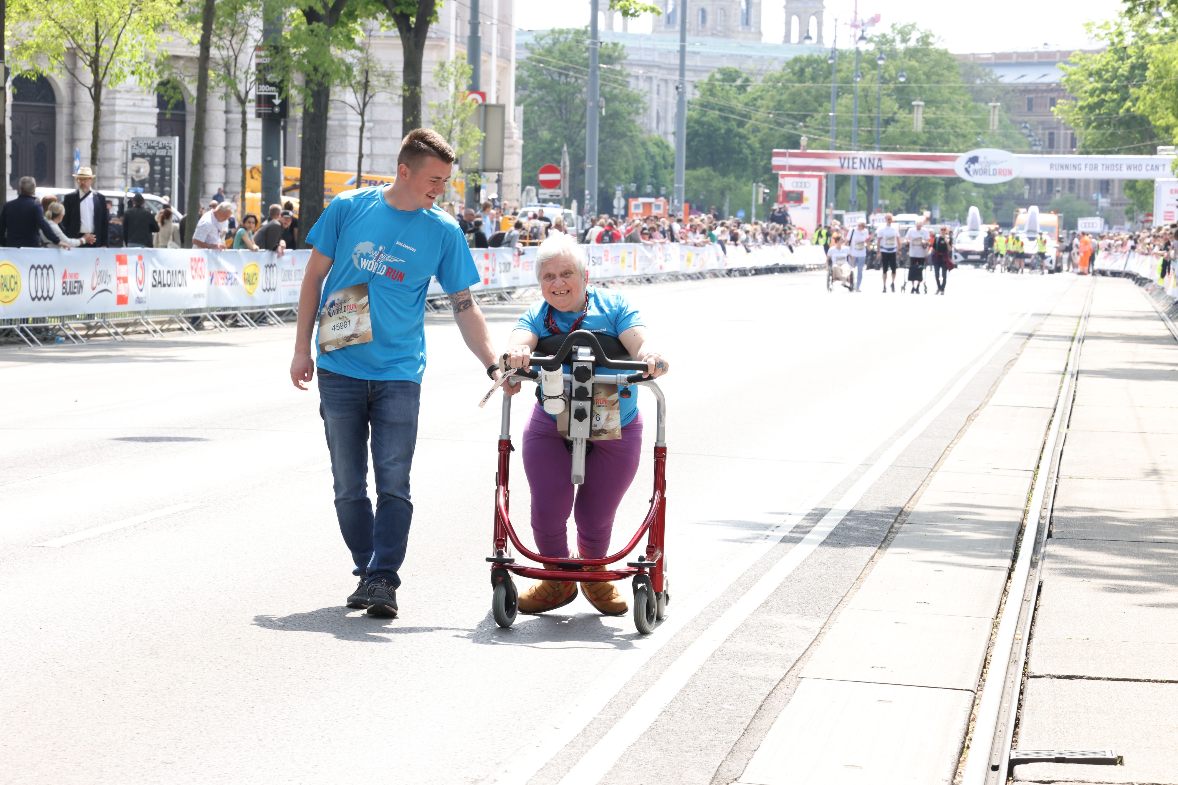 Beim Wings for Life Run dabei waren auch Rosa (65) und ihr Betreuer Kevin (30). Rosa läuft mit einer Gehhilfe, einem sogenannten Meywalk.