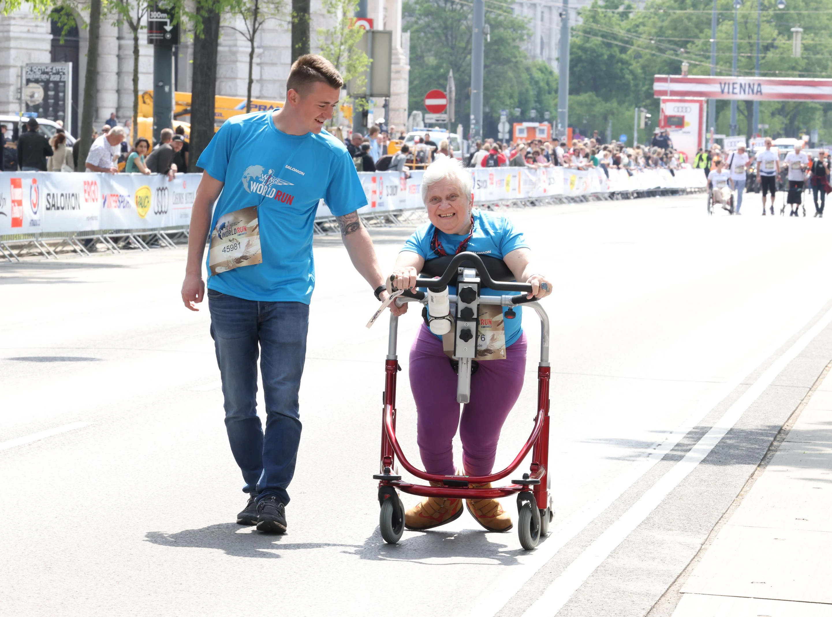 Mit dabei waren auch Rosa (65) und ihr Betreuer Kevin (30). Rosa läuft mit einer Gehhilfe, einem sogenannten Meywalk.