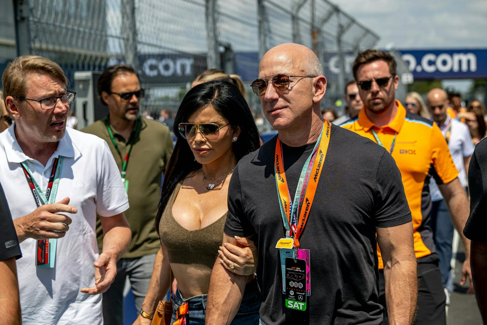 Jezz Bezos und Freundin Lauren Sanchez in der McLaren-Box
