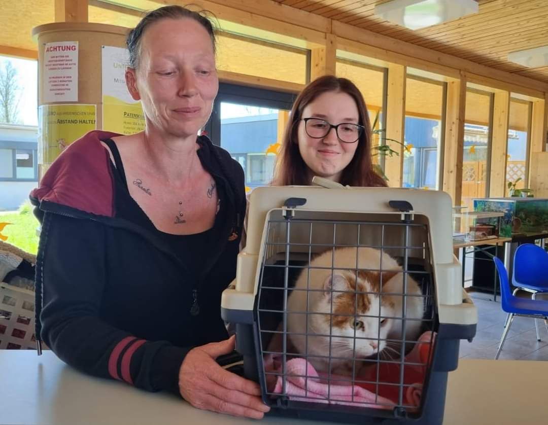 Kater "Salem" mit seinen glücklichen Besitzern