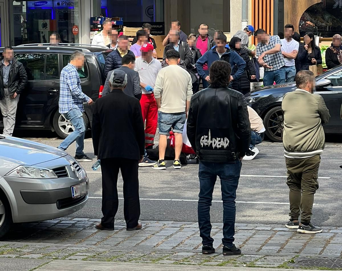 Die 59-Jährige wurde von dem Motorrad-Lenker erfasst.