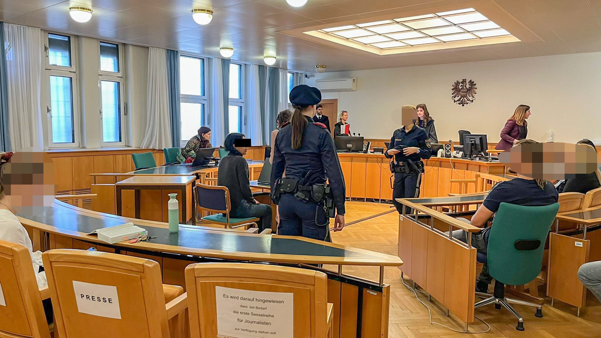 Die Frau nahm in der Mitte Platz. Geschworene mussten über ihr weiteres Schicksal entscheiden.