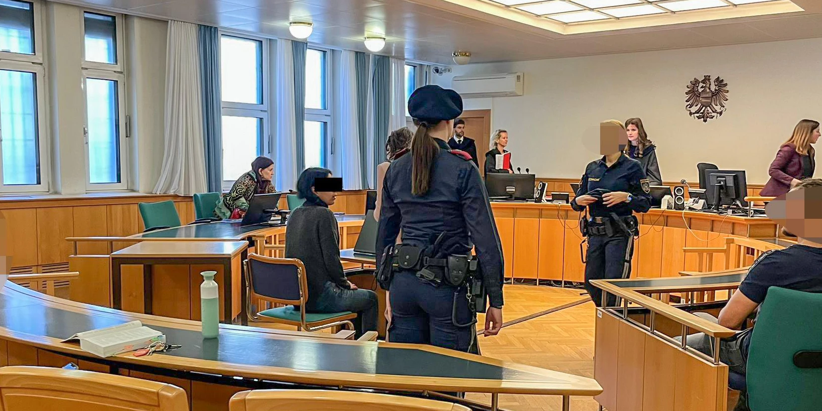 Die Frau nahm in der Mitte Platz. Geschworene mussten über ihr weiteres Schicksal entscheiden.