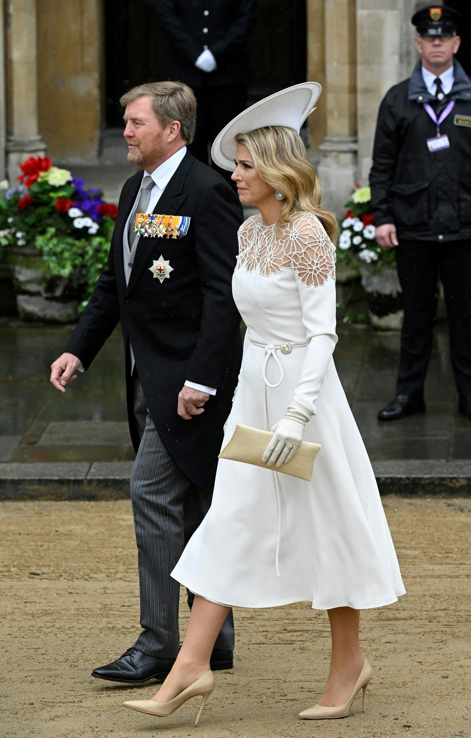 (König Willem-Alexander und) Königin Maxima von den Niederlanden trug&nbsp;ein weißes Kleid von Jantaminiau mit semi-transparenter Spitze in Blüten-Form. Ein Kordelgürtel setzt einen schönen Akzent in der Taille, weiße Handschuhe sorgen für einen eleganten Twist.