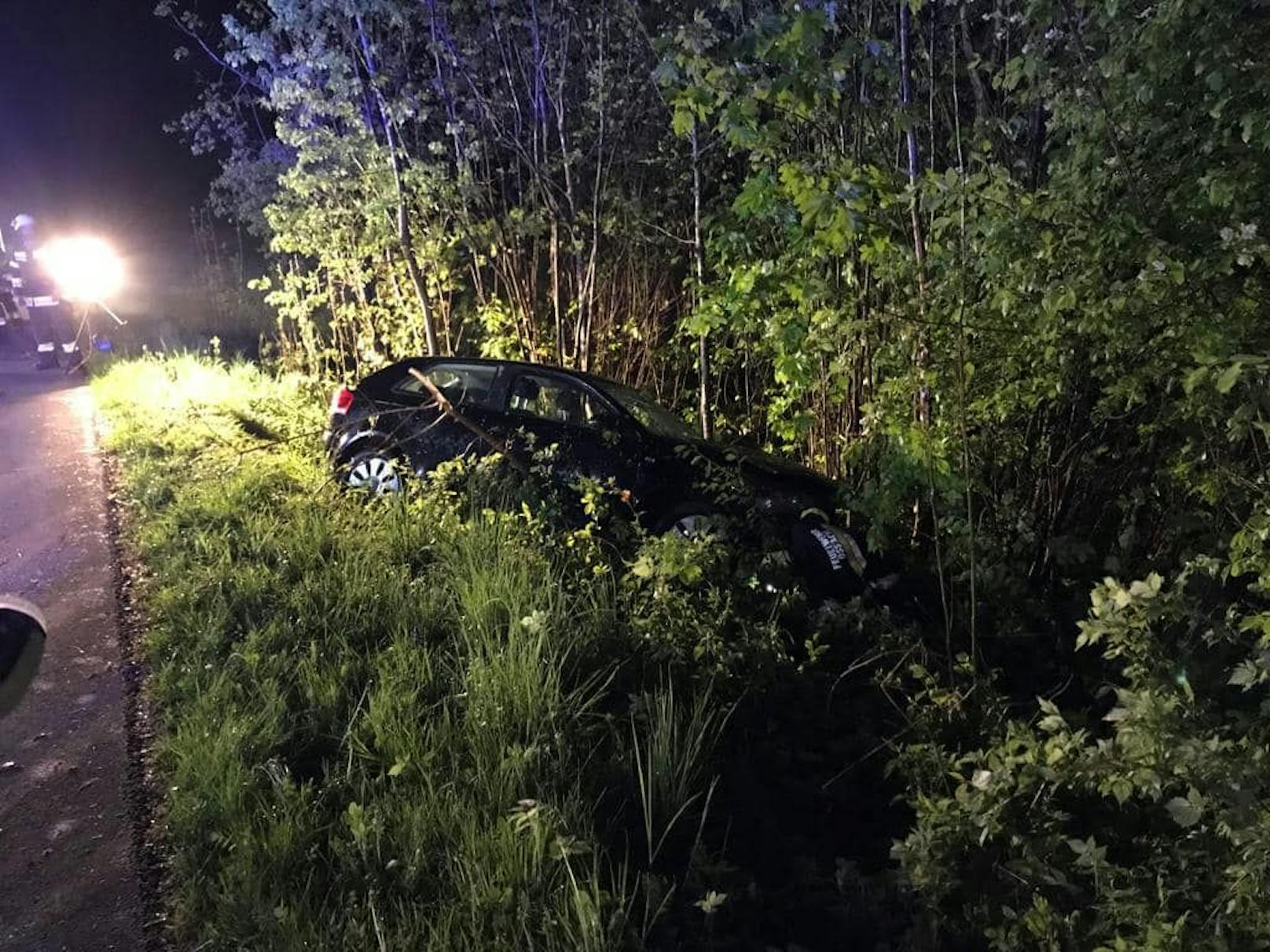 26-Jähriger nach Crash in Auto-Wrack gefangen