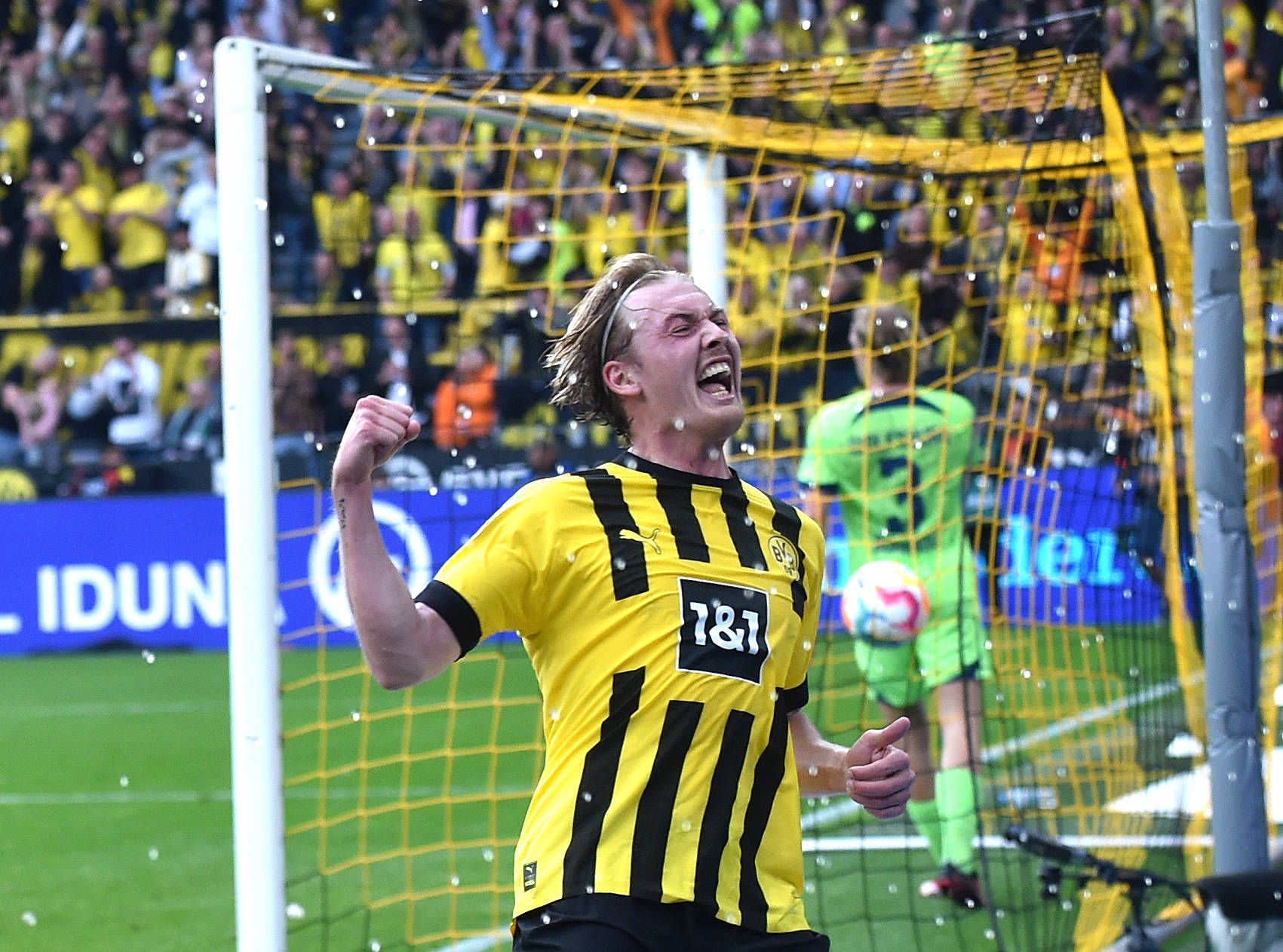 Julian Brandt und seine Kollegen jubeln gegen Wolfsburg.