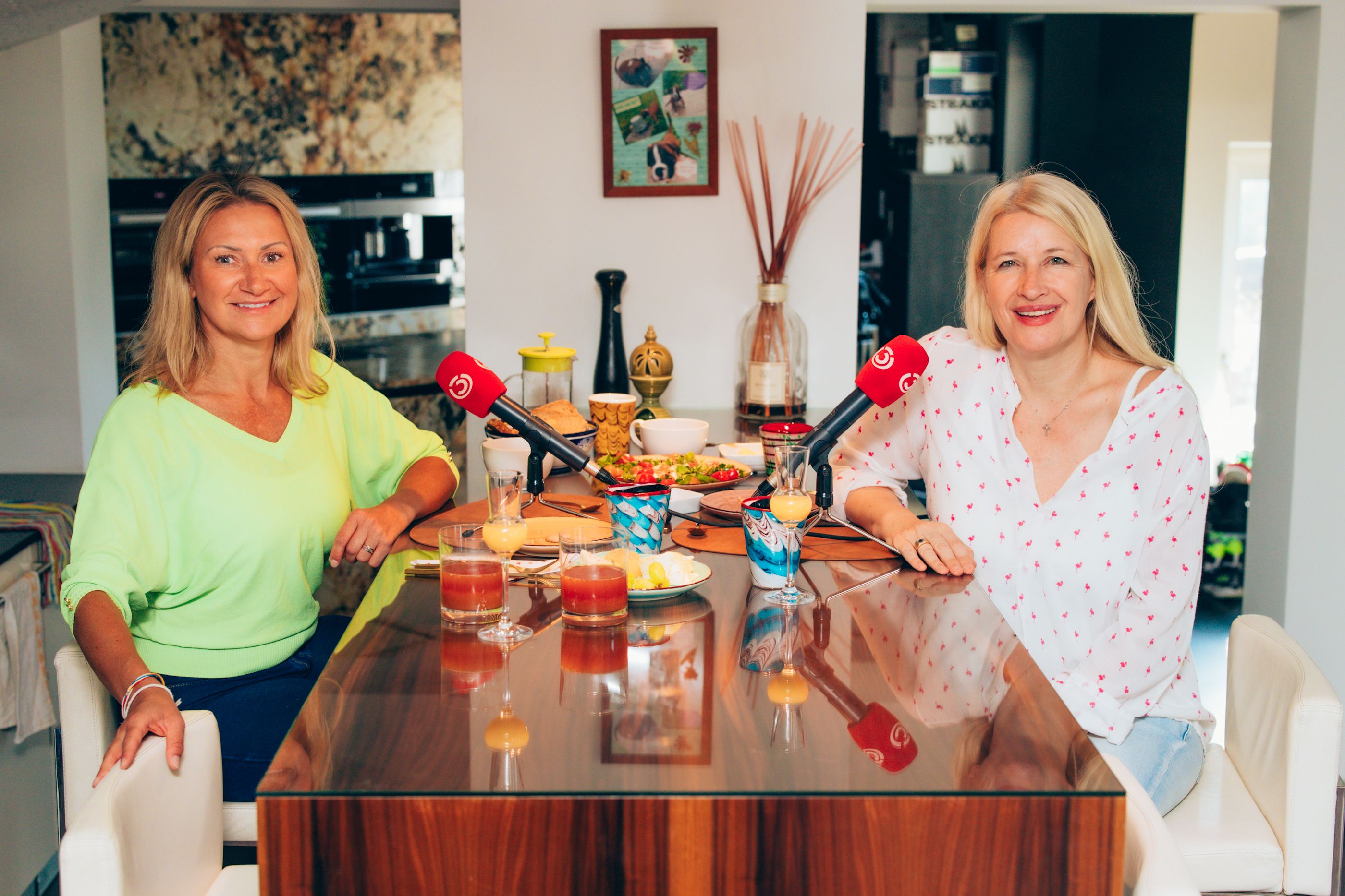 Angelika Niedetzky ist bei Claudia Stöckls "Frühstück bei mir" zu Gast. 