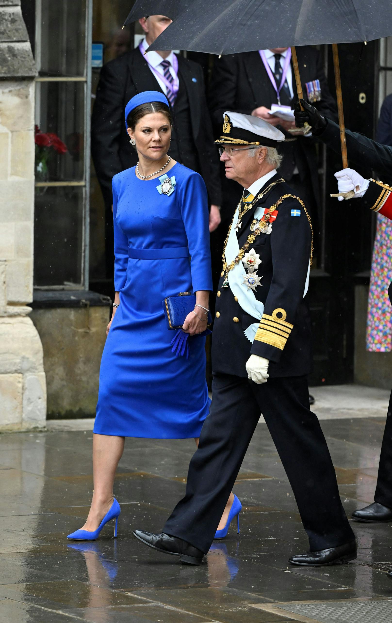 (König Carl XVI Gustaf und) Kronprinzessin Victoria von Schweden setzte auf Royal-Blau. Passend zum figurbetonten Etui-Kleid trug sie eine Kopfbedeckung, eine Clutch und spitze Pumps in der gleichen Farbe.