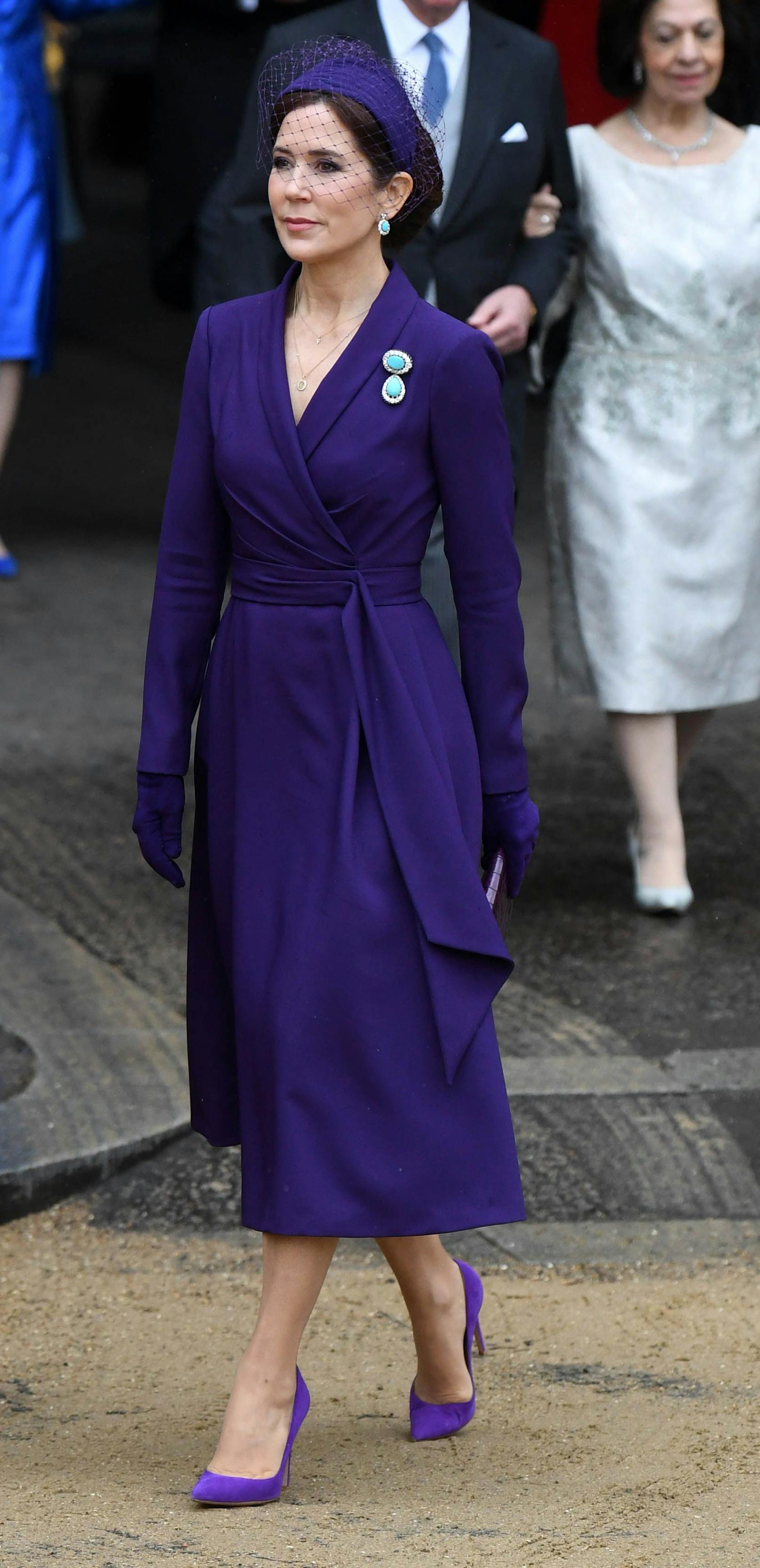 Kronprinzessin Mary von Dänemark trug ein&nbsp;lilafarbenes Mantelkleid mit Taillengürtel und V-Ausschnitt von Soeren Le Schmidt.