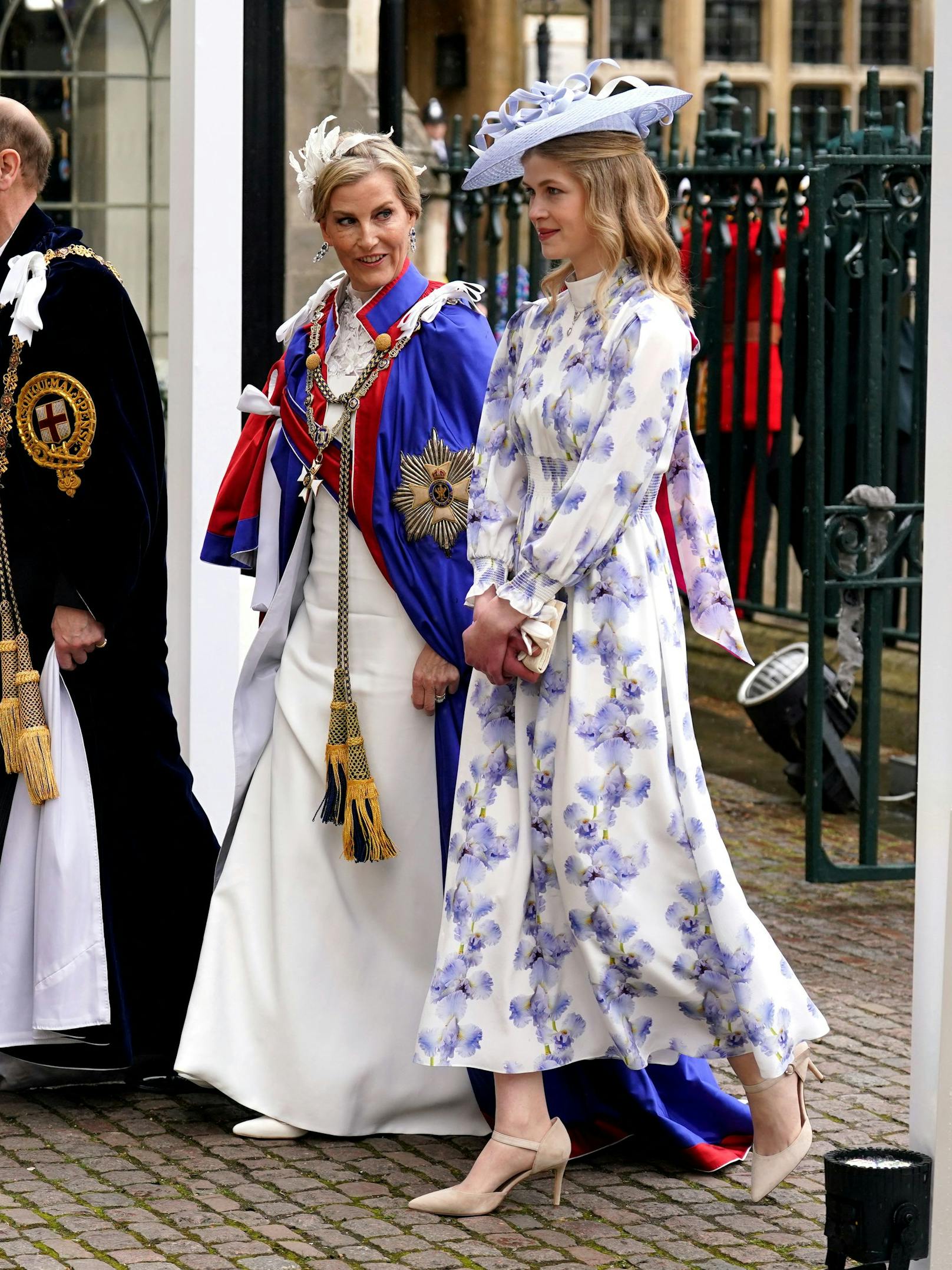 Herzogin Sophie von Edinburgh neben ihrer Tochter Lady Louise Windsor, die auf ein geblümtes Seidenkleid des Labels Suzannah London setzte.