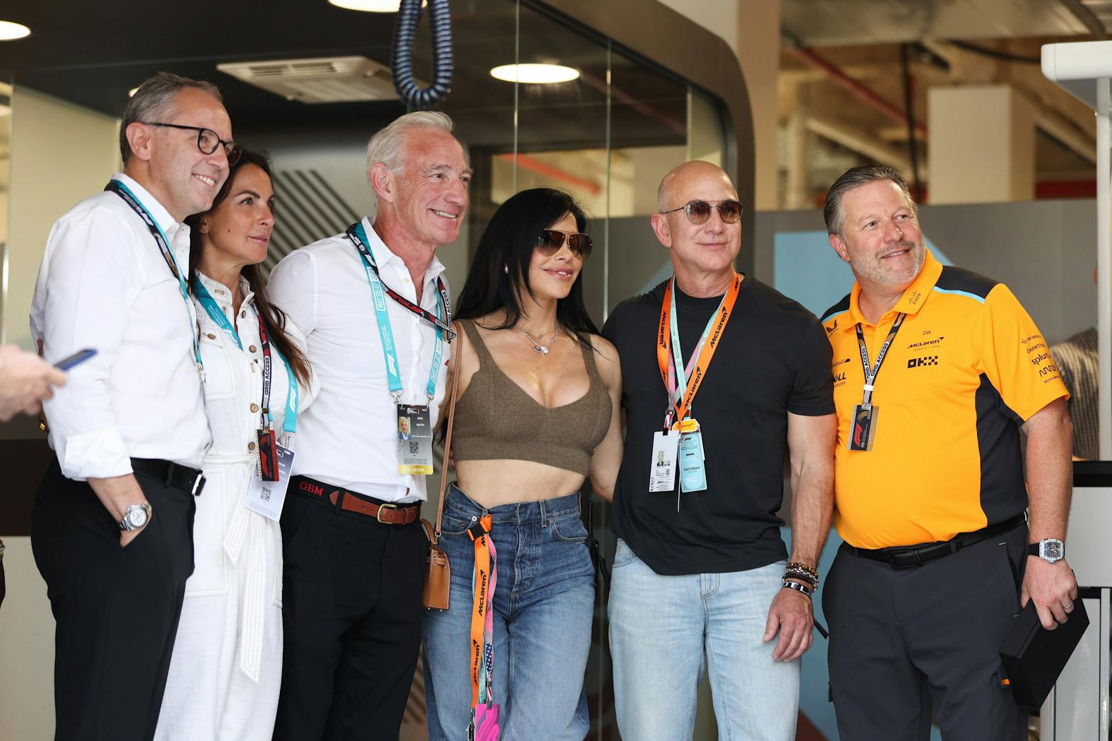 Jezz Bezos und Freundin Lauren Sanchez in der McLaren-Box