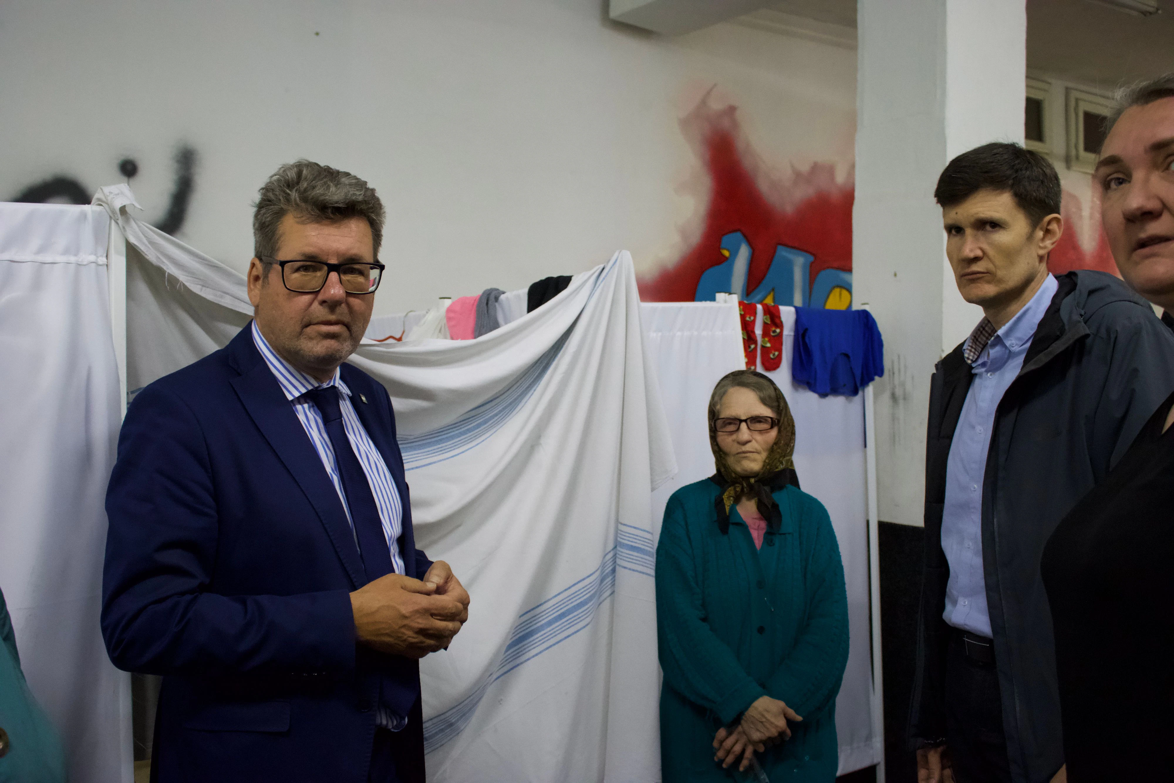 Robert Laimer auf Lokalaugenschein in der Ukraine, er brachte Medikamente mit.