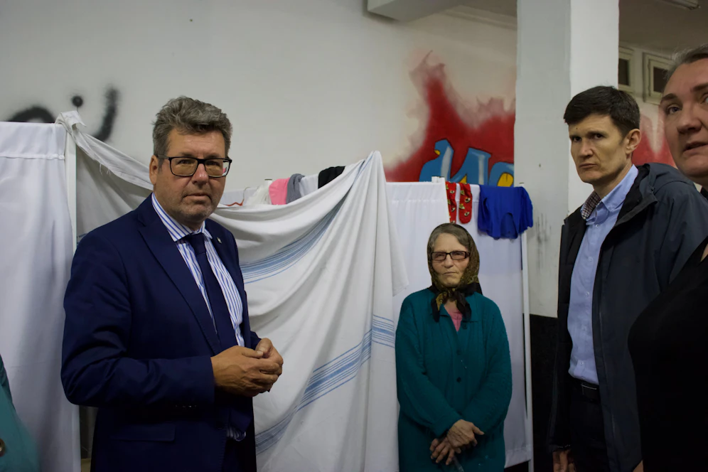 Robert Laimer auf Lokalaugenschein in der Ukraine, er brachte Medikamente mit.