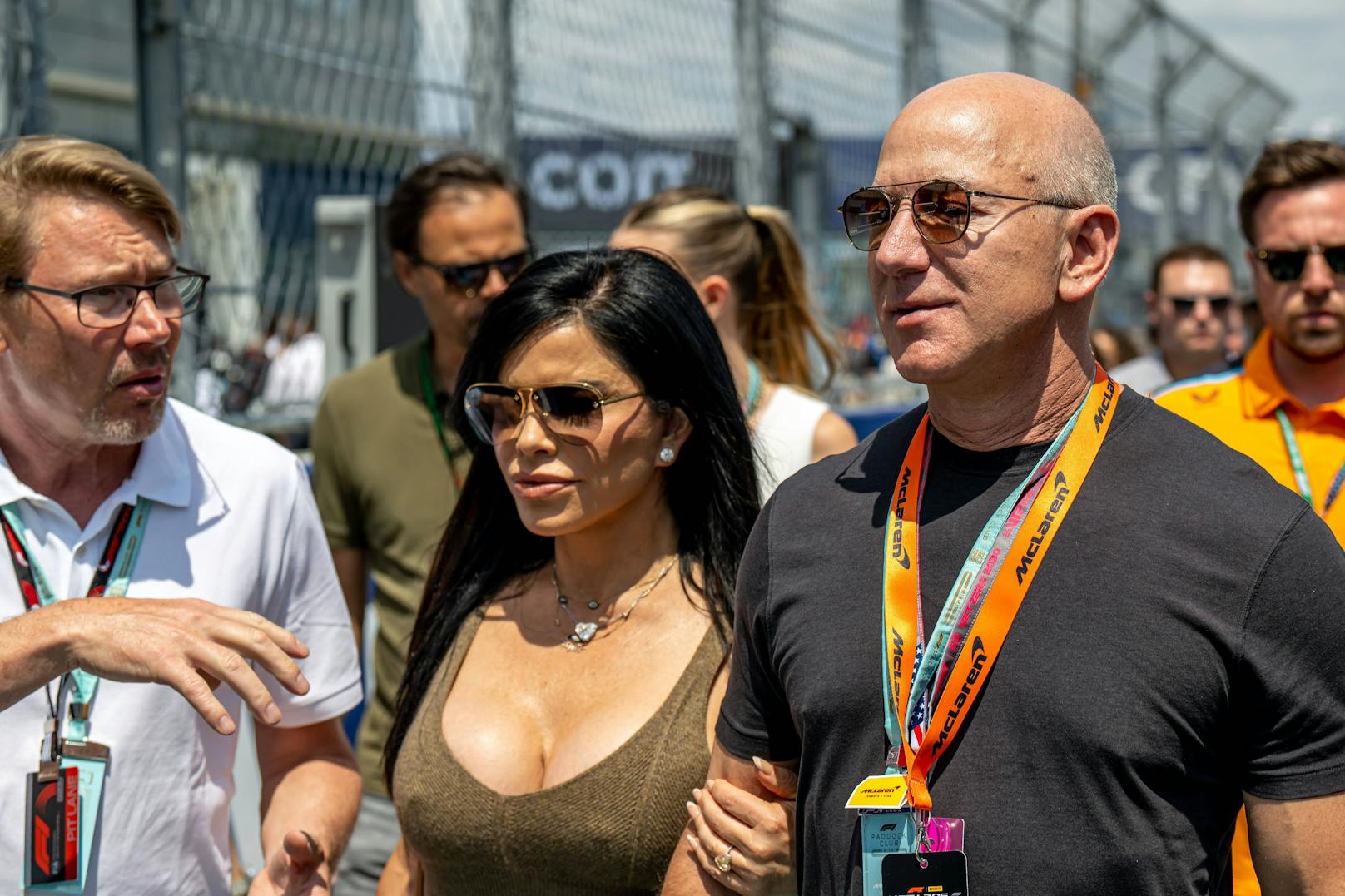 Jezz Bezos und Freundin Lauren Sanchez in der McLaren-Box
