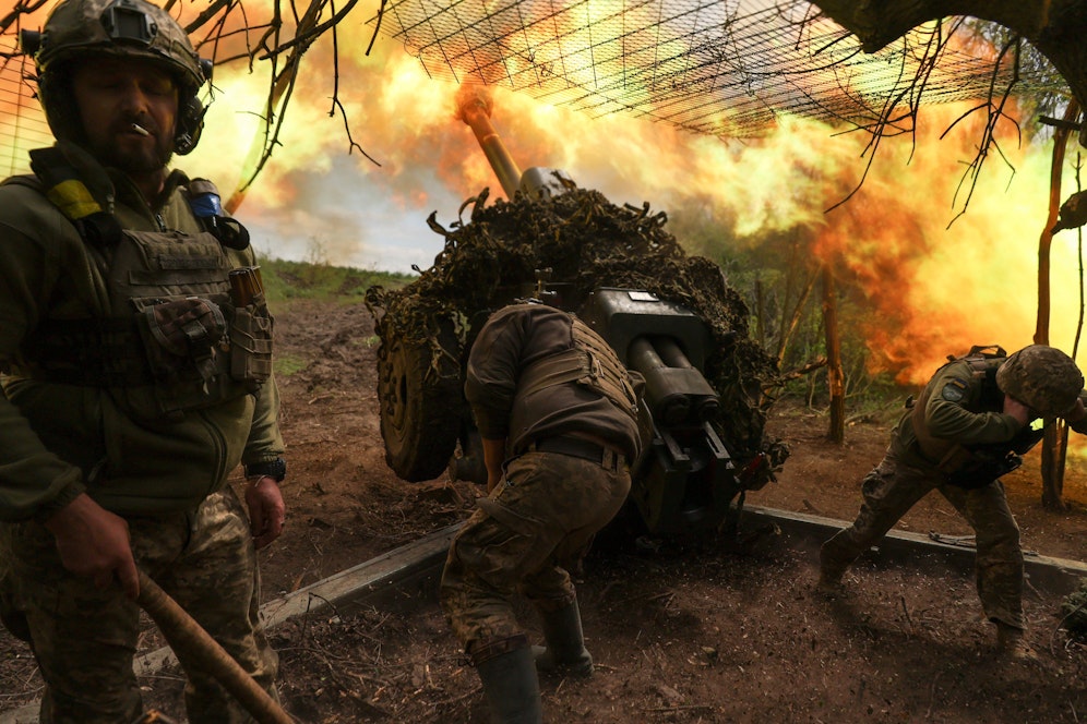 Ukrainische Soldaten nahe der Stadt Soledar. Der ukrainische Geheimdienst sieht Russland stark geschwächt. 