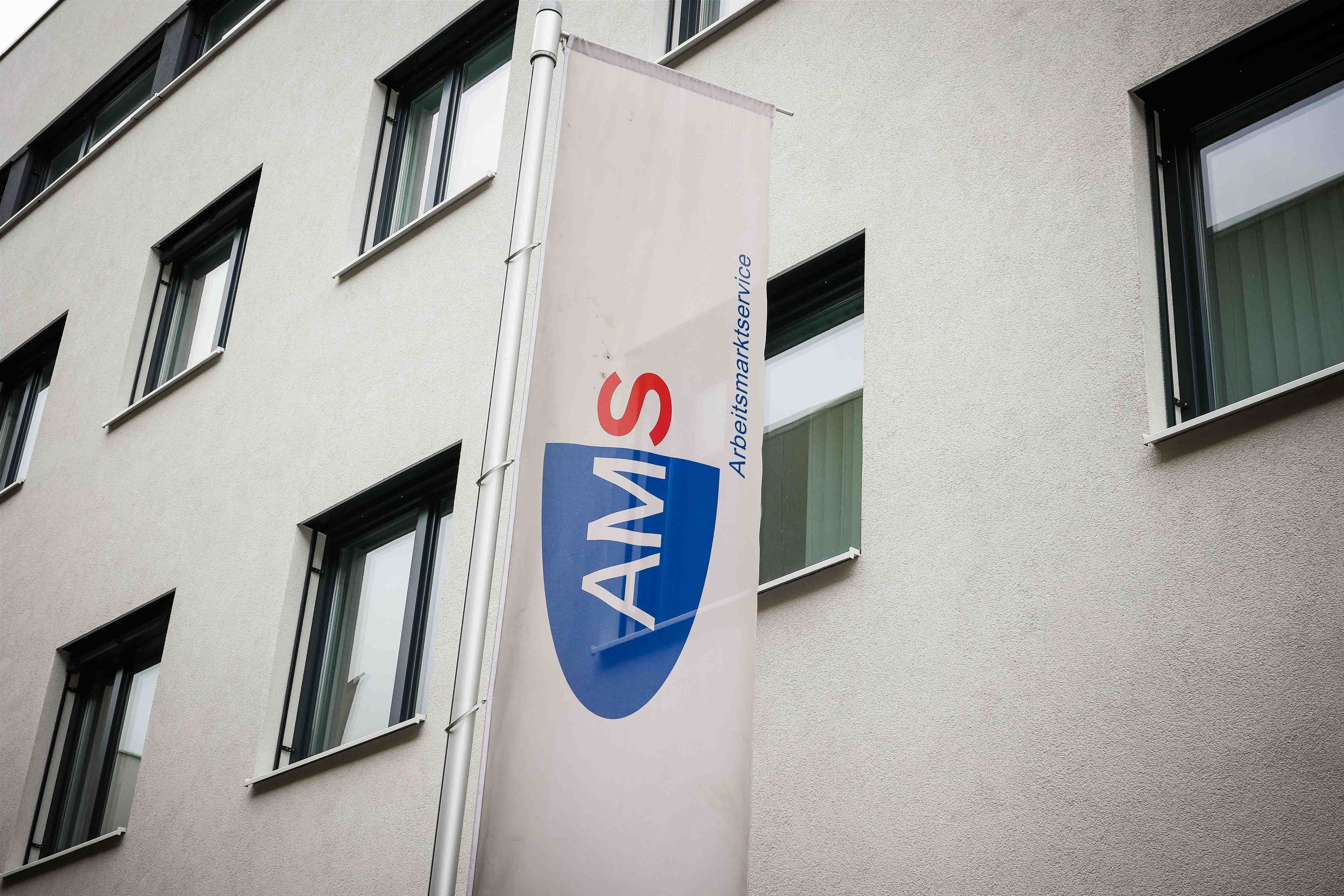 Das Arbeitslosengeld wird nicht an die grassierende Inflation angepasst – somit werden Betroffene in Österreich immer ärmer. 