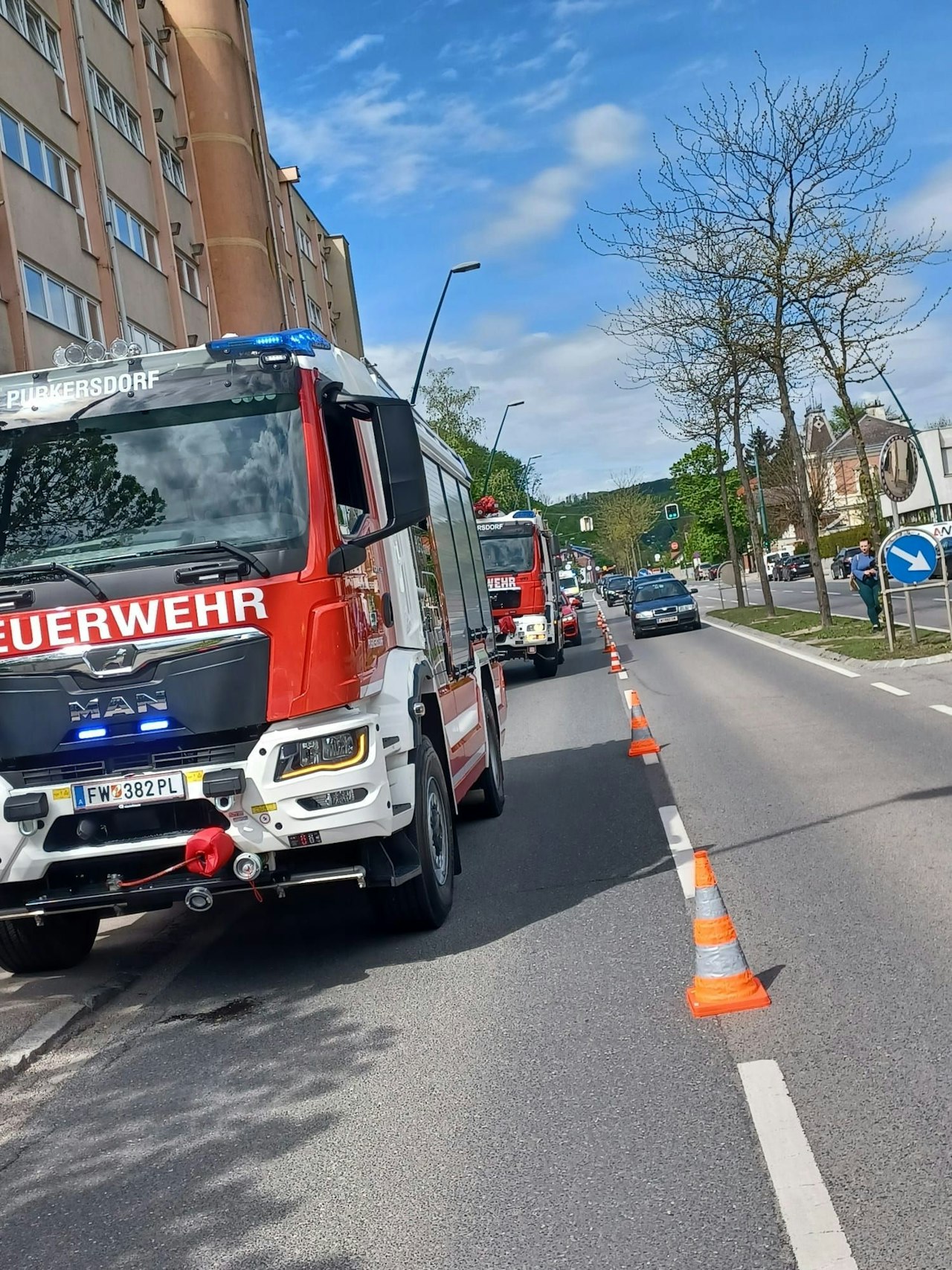 Heute.at - Gasleitung angebohrt! 36 Menschen aus Haus gerettet