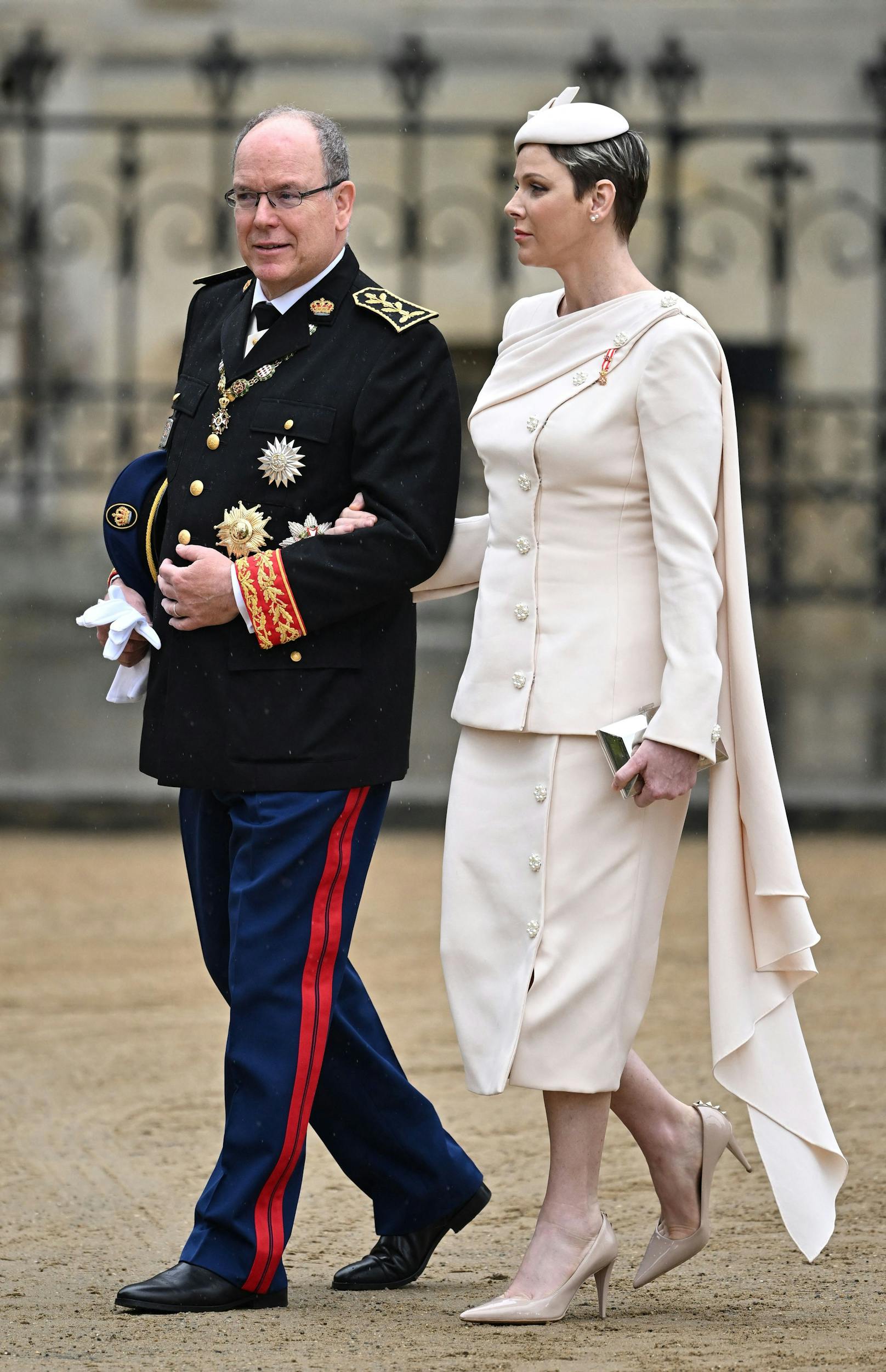 (Prinz Albert und) Prinzessin Charlene von Monaco kam in einem Rock-Blazer-Ensemble mit auffälligen Knöpfen und Schleppe in einem Champagner-Ton.