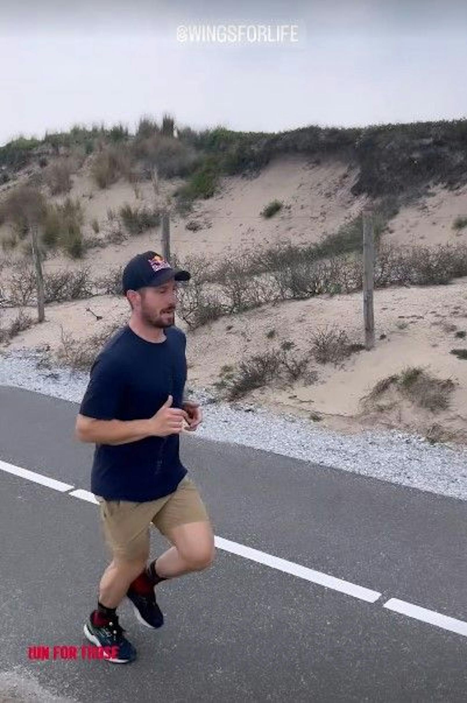 Hier läuft Ski-Legende Marcel Hirscher neben dem niederländischen Strand den Wings for Life World Run.