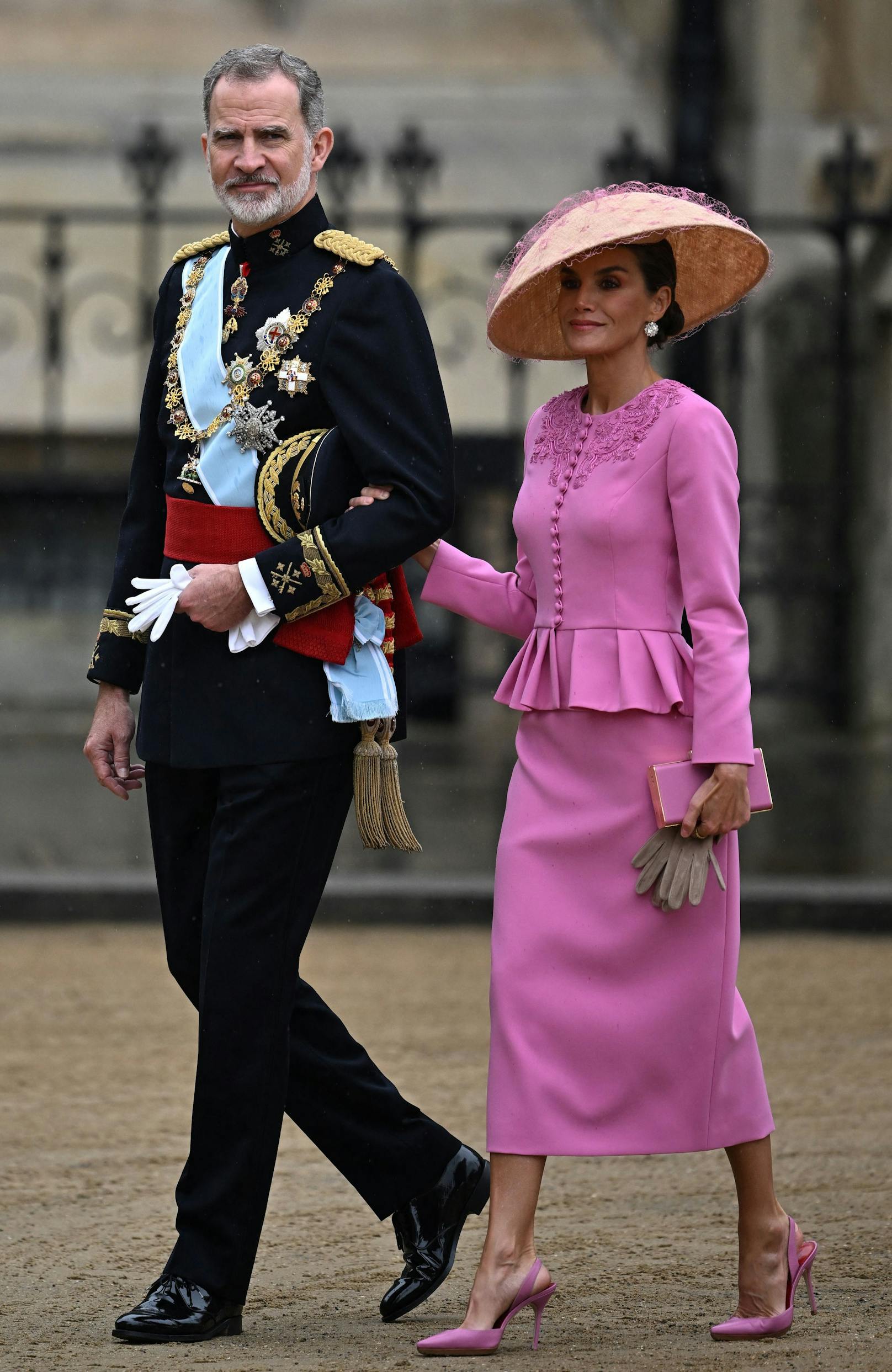 (König Felipe und) Königin Letizia von Spanien setzte auf Rosa in Form von einem Pencilskirt in Kombination mit einem Schößchen-Blazer von Carolina Herrera.