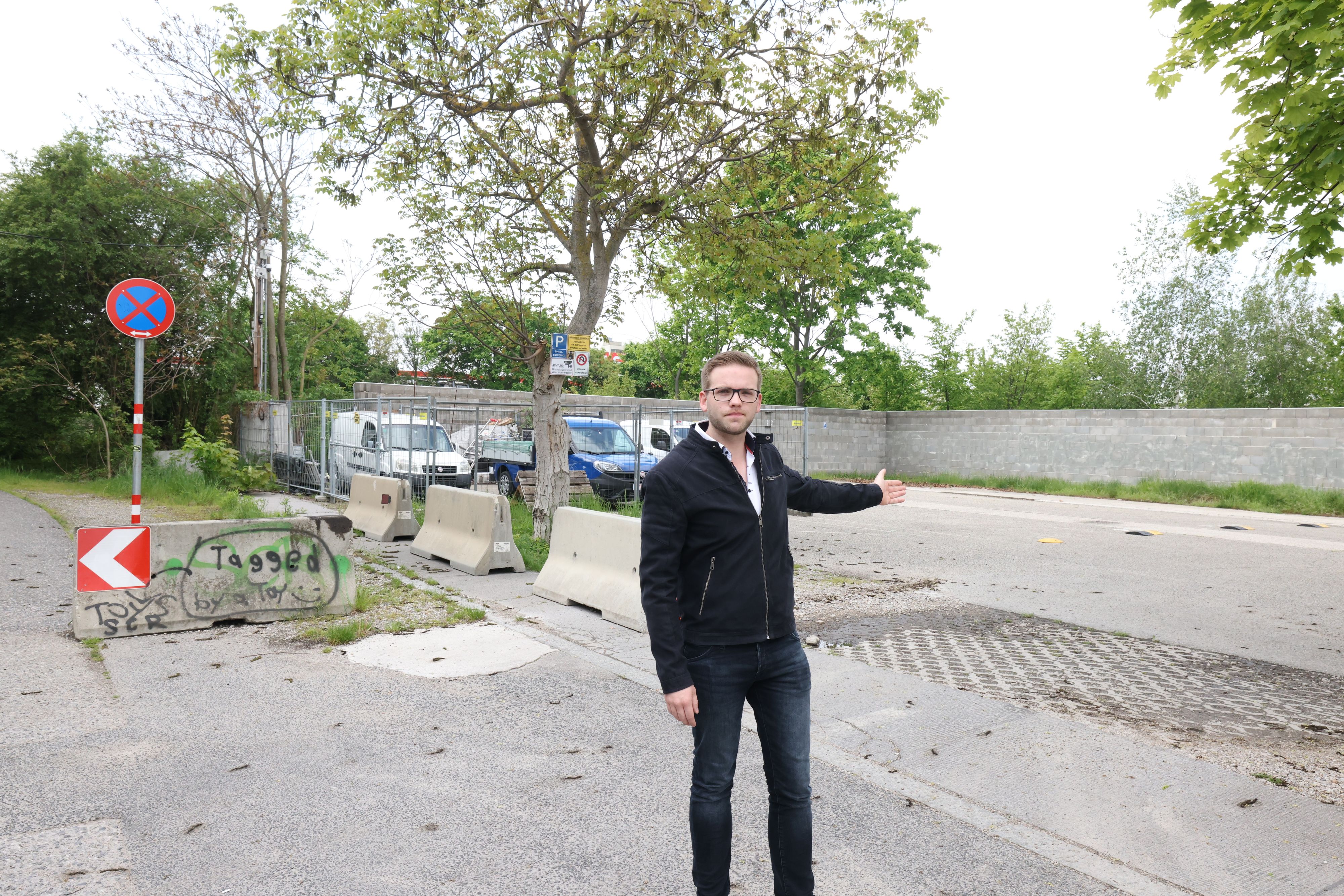 Wegen einem kurzen Wendemanöver auf diesem Parkplatz soll Thomas zweimal eine Strafe bezahlen.