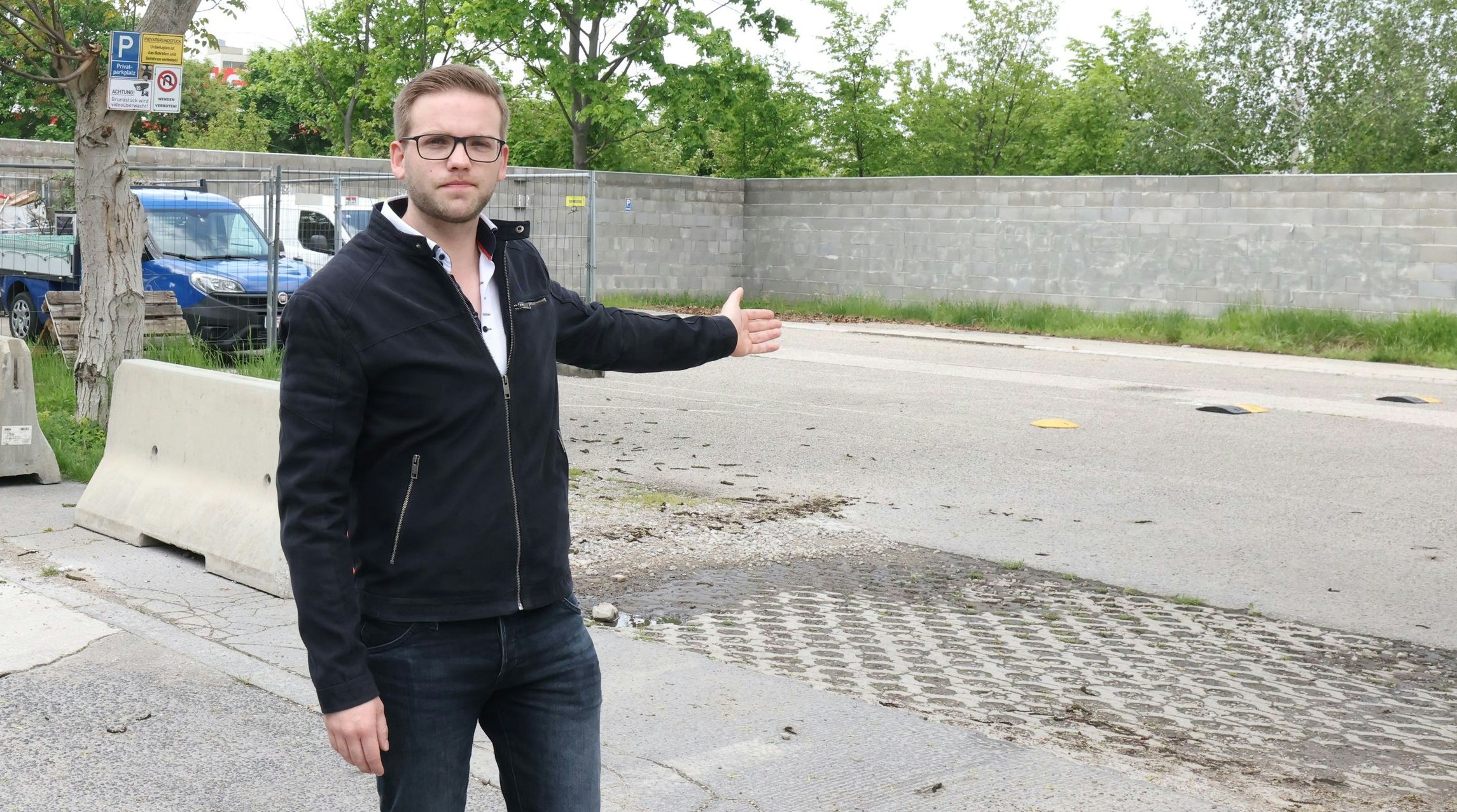 Wegen einem kurzen Wendemanöver auf diesem Parkplatz soll Thomas zweimal eine Strafe bezahlen.