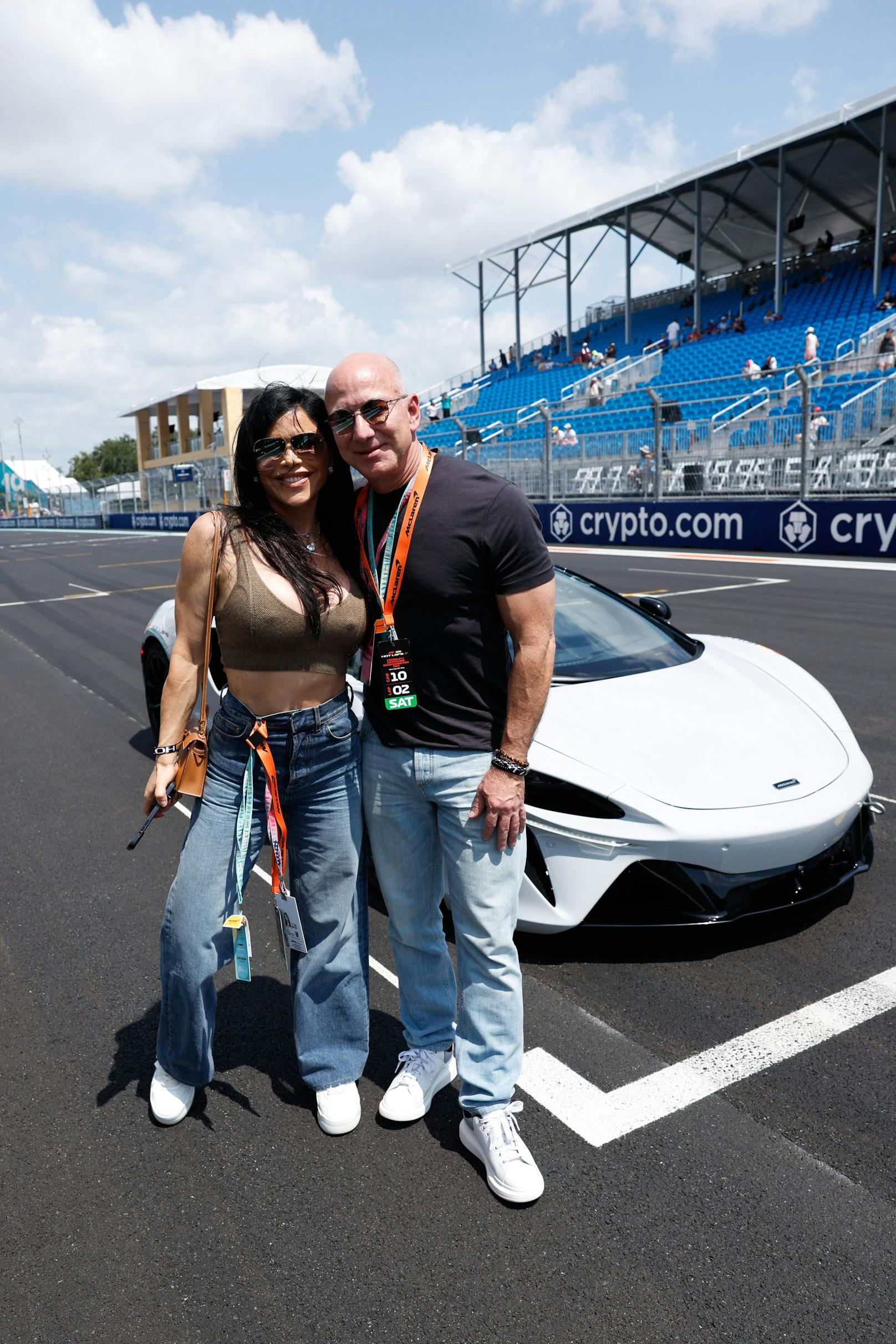 Jezz Bezos und Freundin Lauren Sanchez in der McLaren-Box