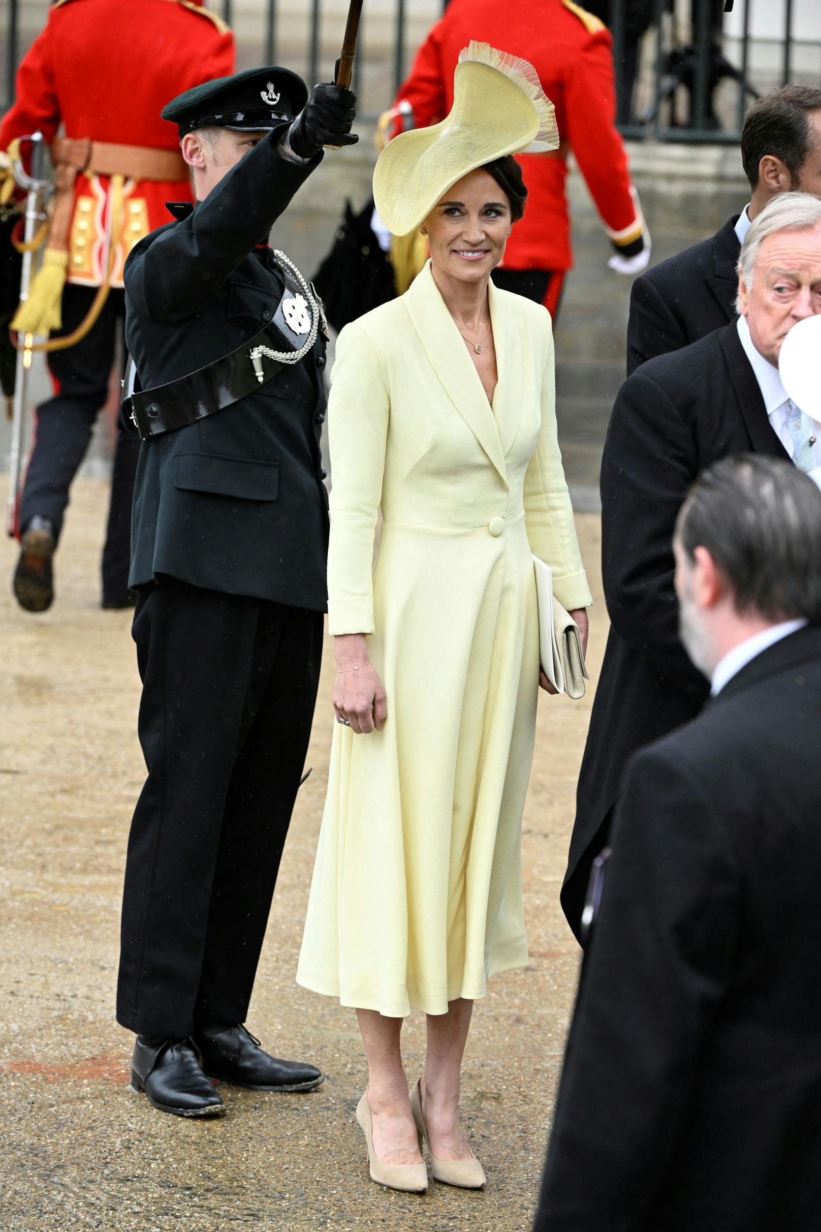 Pippa Middleton kam in einem pastellgelben Mantelkleid von Claire Mischevani mit passendem Fascinator.