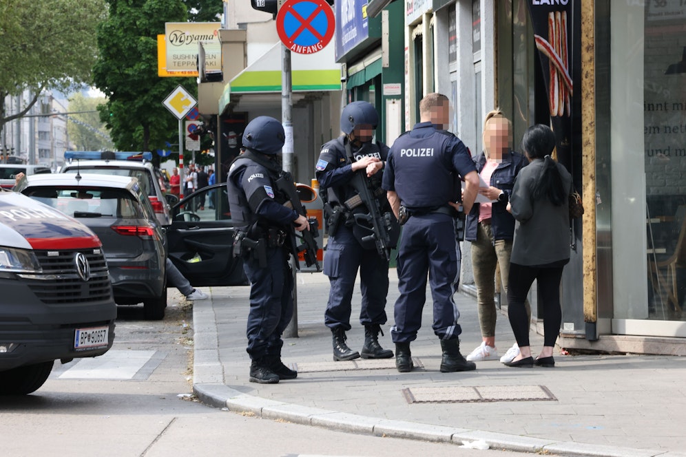 Die Polizei nahm am Sonntag den Verdächtigen nach der Bluttat fest.