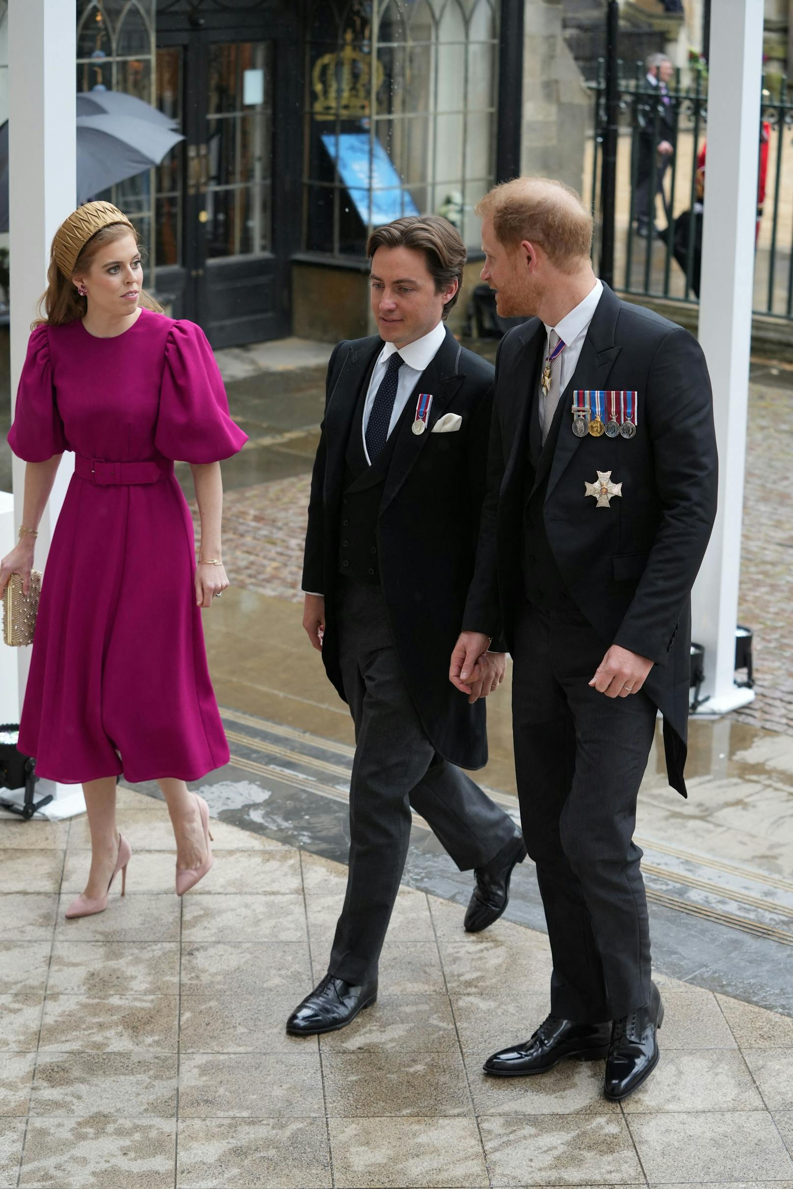 Prinzessin Beatrice setzte auf ein magentafarbenes Kleid von Belulah London mit opulenten Puffärmel neben&nbsp;Ehemann Edoardo Mapelli Mozzi und Prinz Harry.