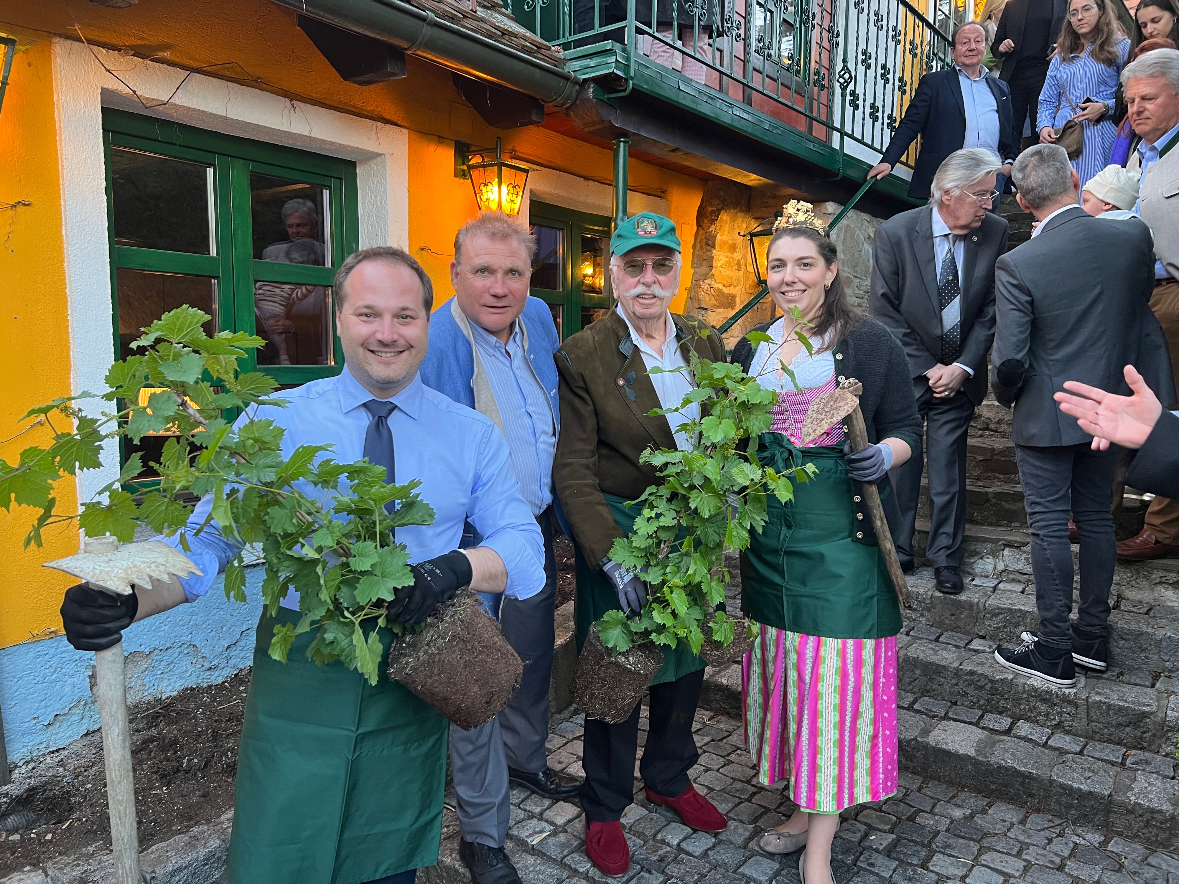 v.l.: Bezirkschef Daniel Resch, Heurigenbesitzer Wolff, Gemeinderat a.D. Albert Holub und die Wiener Weinkönigin Elisabeth III.