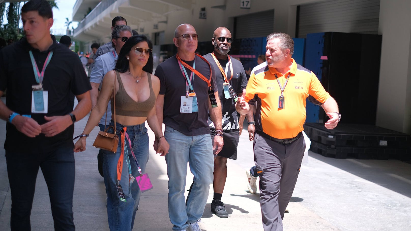 Jezz Bezos und Freundin Lauren Sanchez in der McLaren-Box