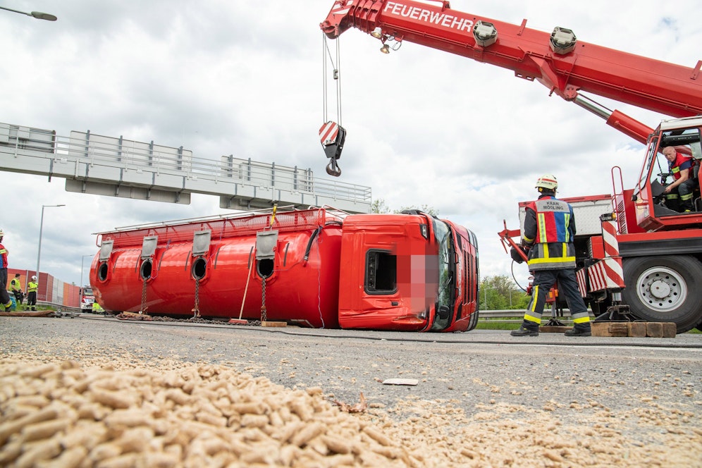 Der Lastwagen musste zuerst entleert werden, bevor er wieder auf die Räder gestellt werden konnte.