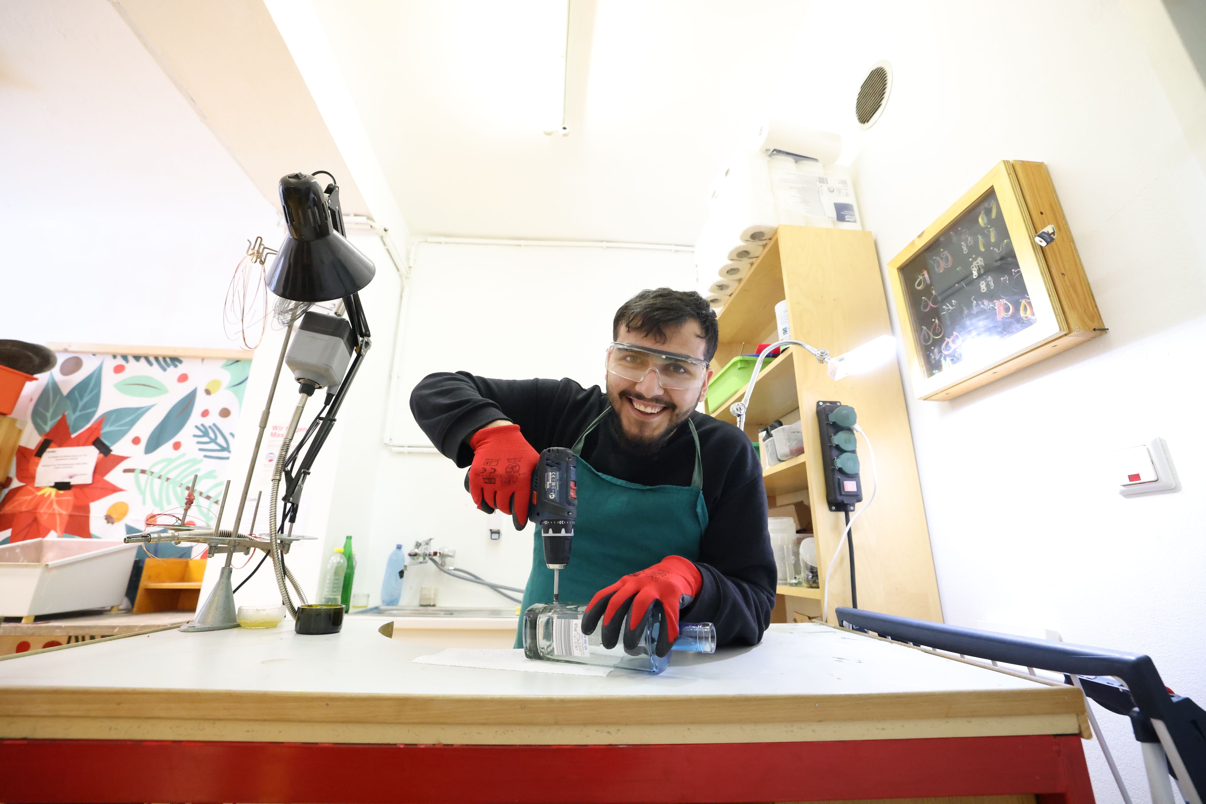 Keine Flasche ist vor ihm sicher: Adnan (19) kreiert Neues aus augenscheinlichen Wegwerfprodukten.