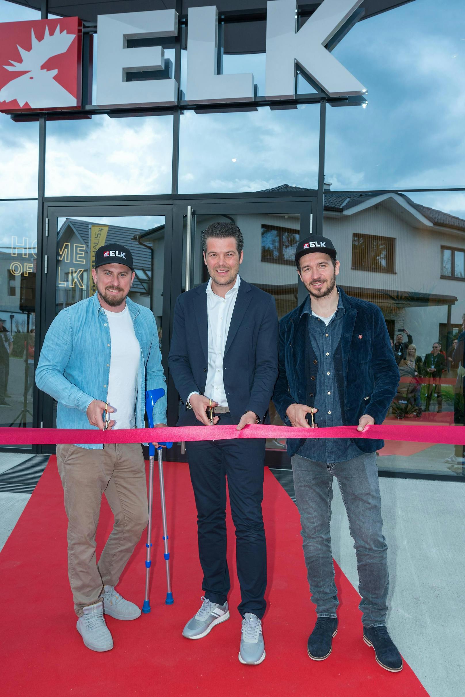 Max Franz, ELK-Geschäftsführer Thomas Scheriau und Felix Neureuther haben den Schlüssel zum neuen ELK Experience Center.